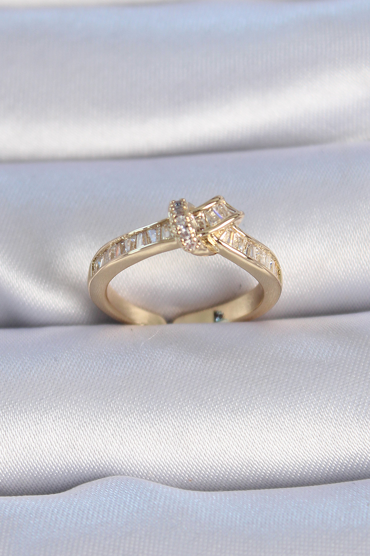 Pirinç Gold Renk Zirkon Taşlı Düğüm Model Kadın Yüzük - TJ-BYK334