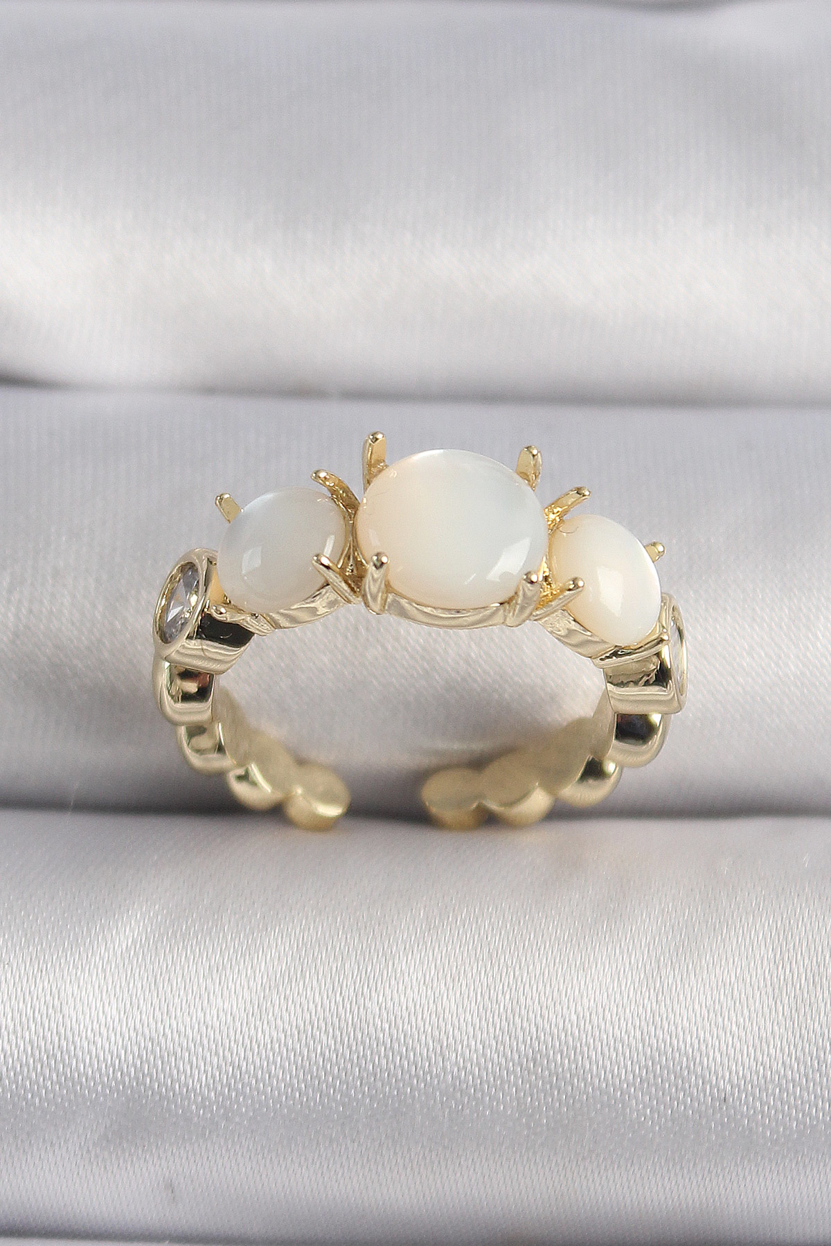 Pirinç Gold Renk Zirkon Taş Detaylı Beyaz Sedefli VIP Seri Kadın