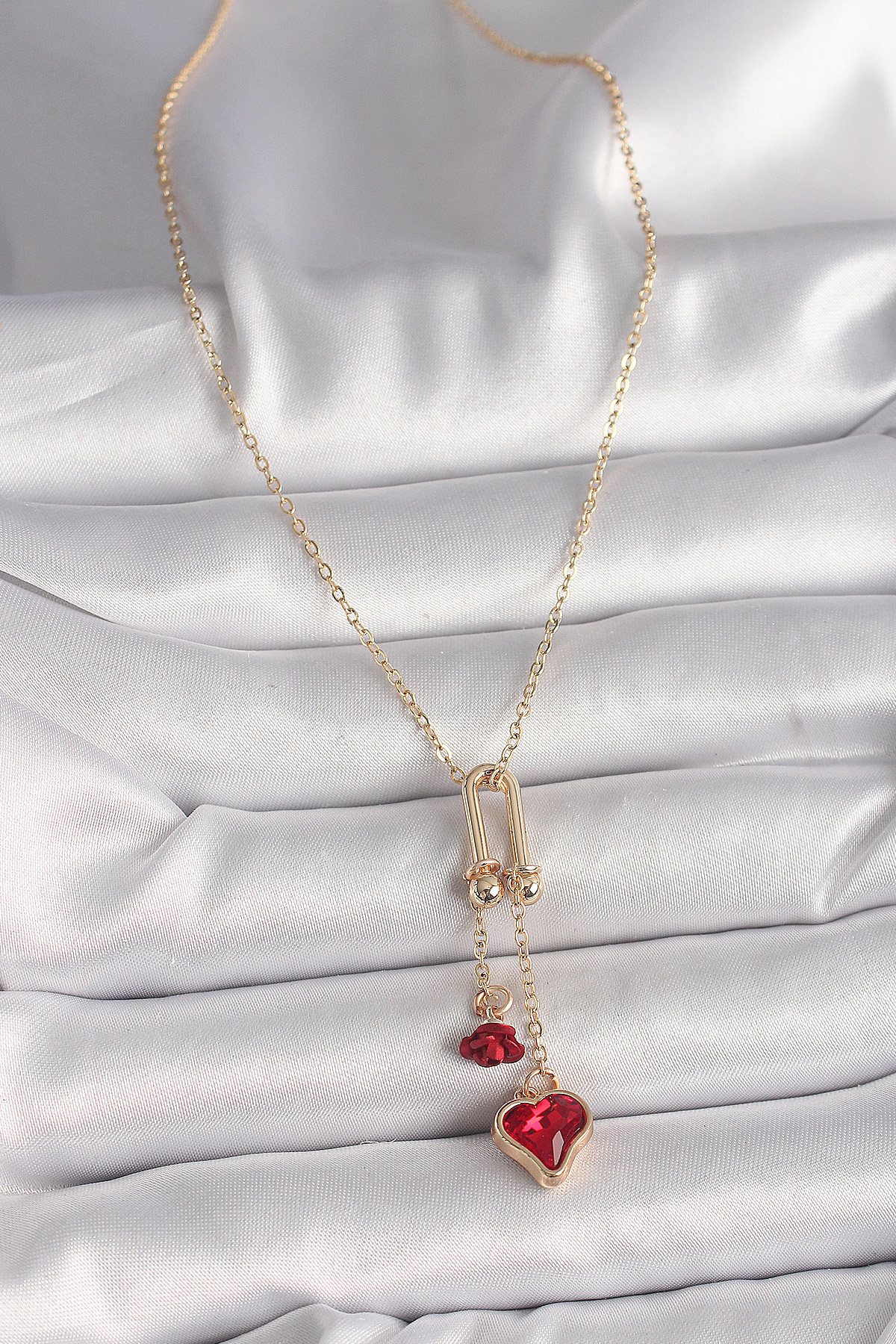 Stillove Pirinç Gold Renk Sallanti Kirmizi Taşli Kalp Gül Figür Kadin Koly