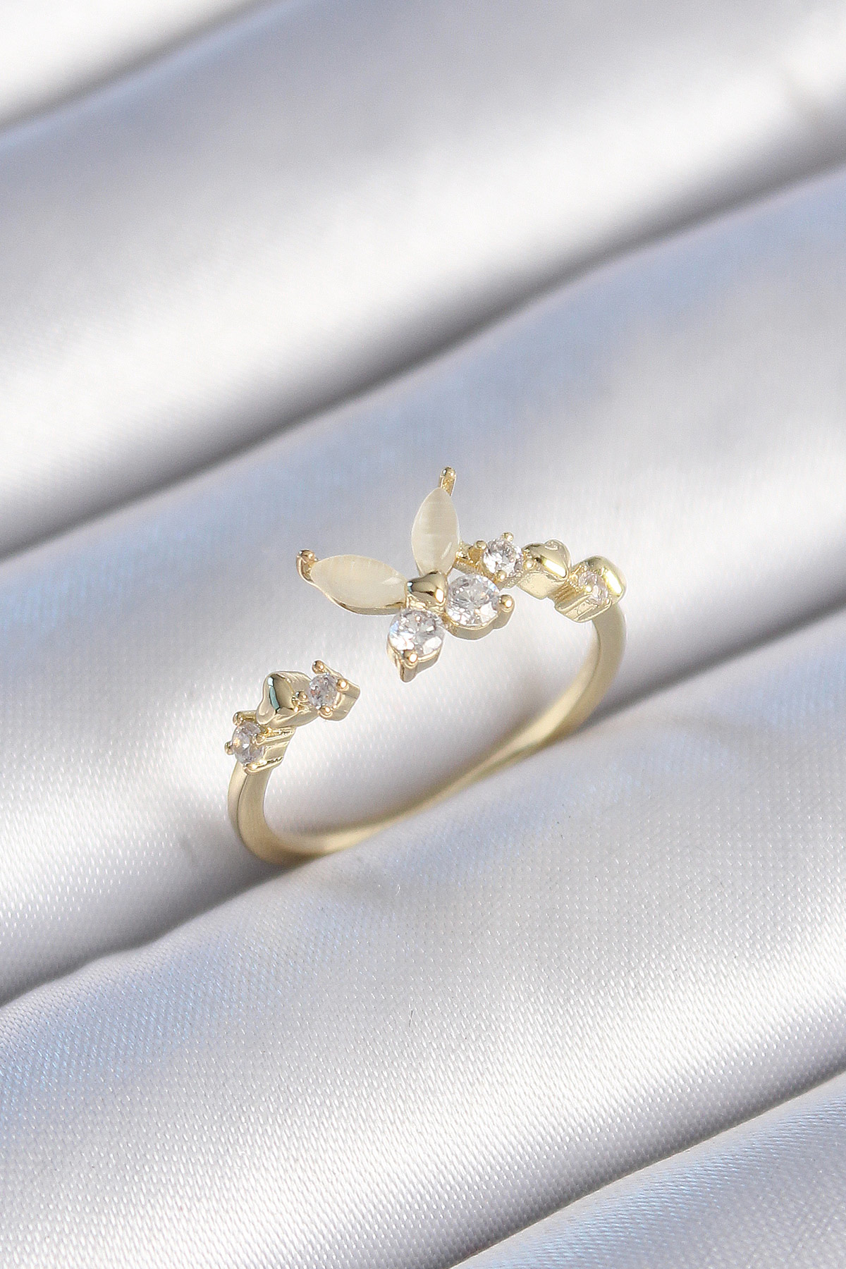Stillove Pirinç Gold Renk Zirkon Taş Detaylı Beyaz Mineli Kelebek Model Ka