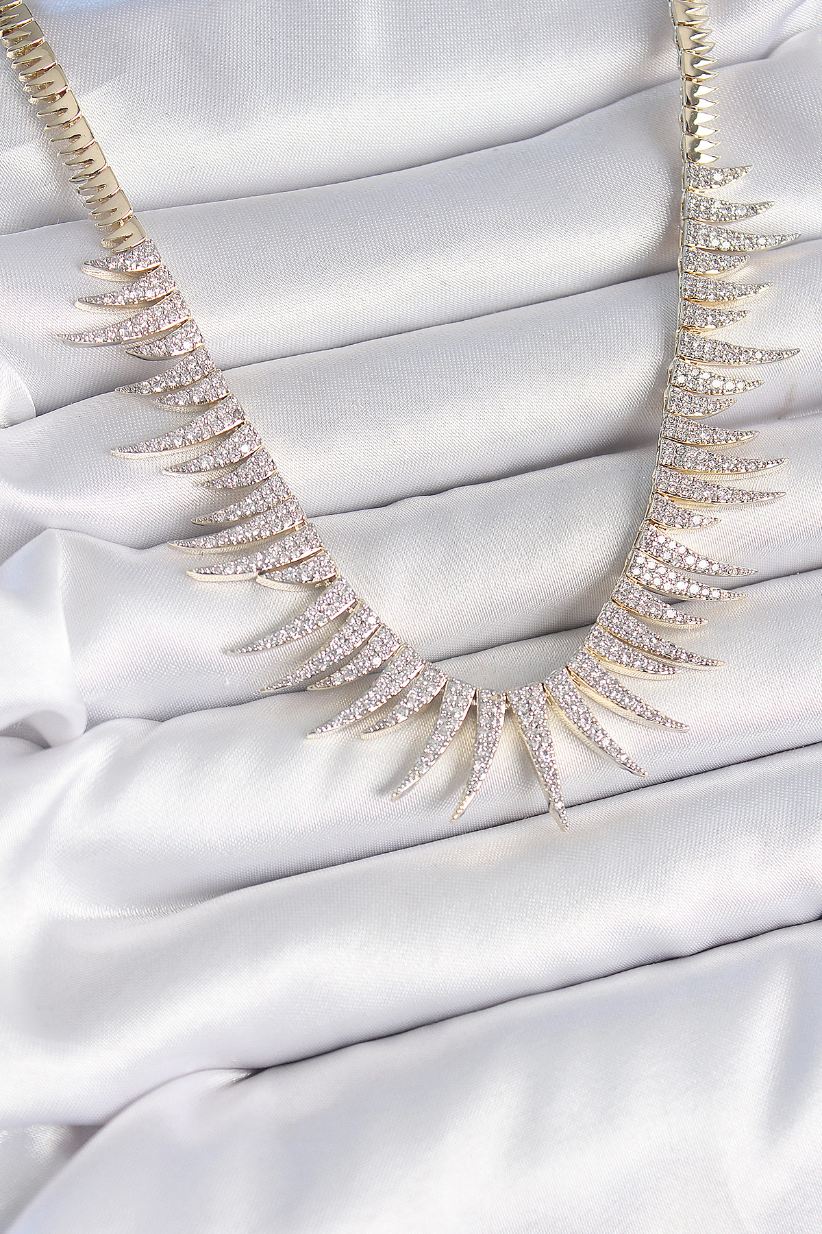 Pirinç Gold Renk Zirkon Taşlı Sivri Model VIP Seri Kadın Kolye -