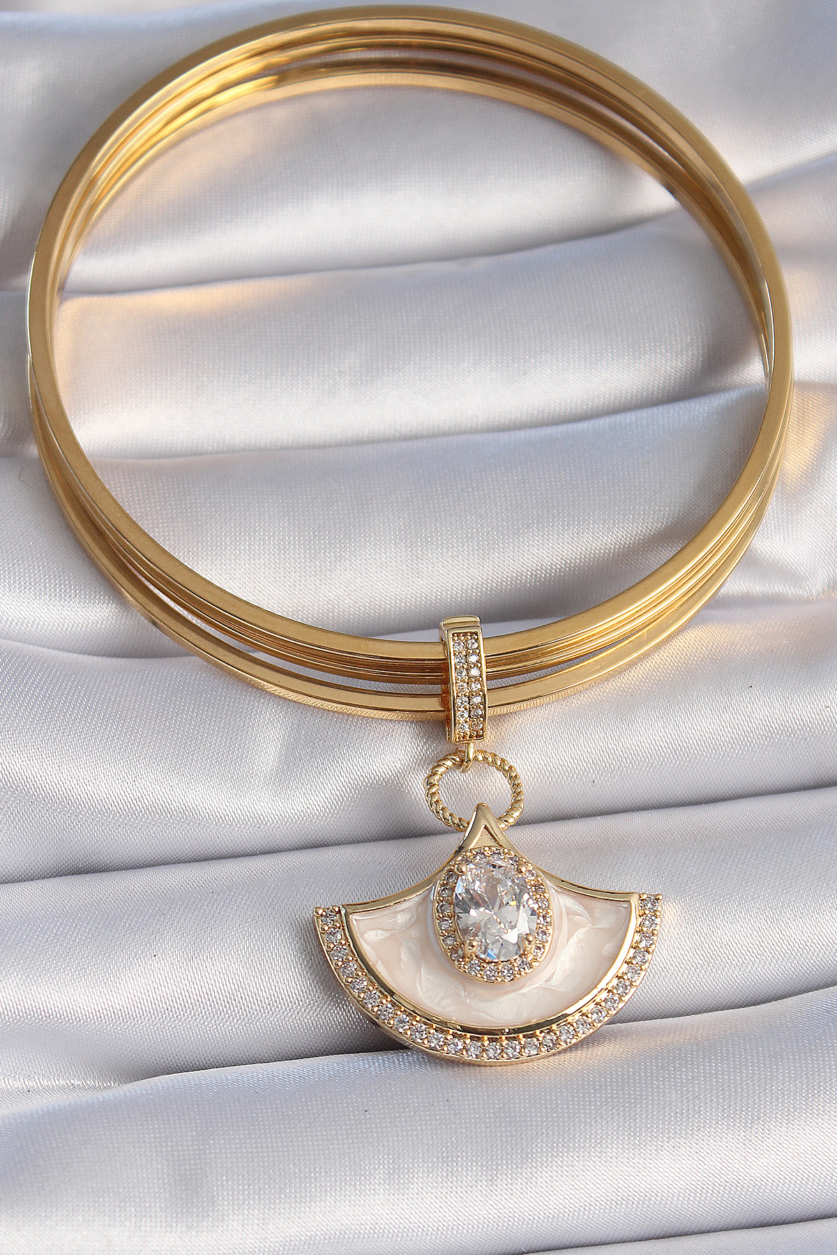 Pirinç Gold Renk Zirkon Taş Detaylı Beyaz Mineli Ajda Charm - TJ-