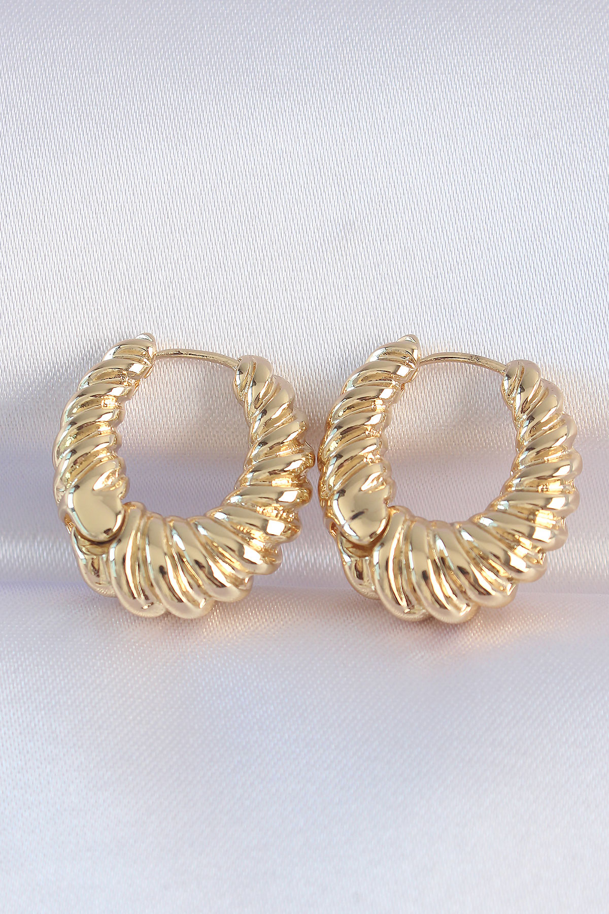 Stillove Pirinç Gold Renk Tırtık Detay Bombeli Halka Küpe Sl7787