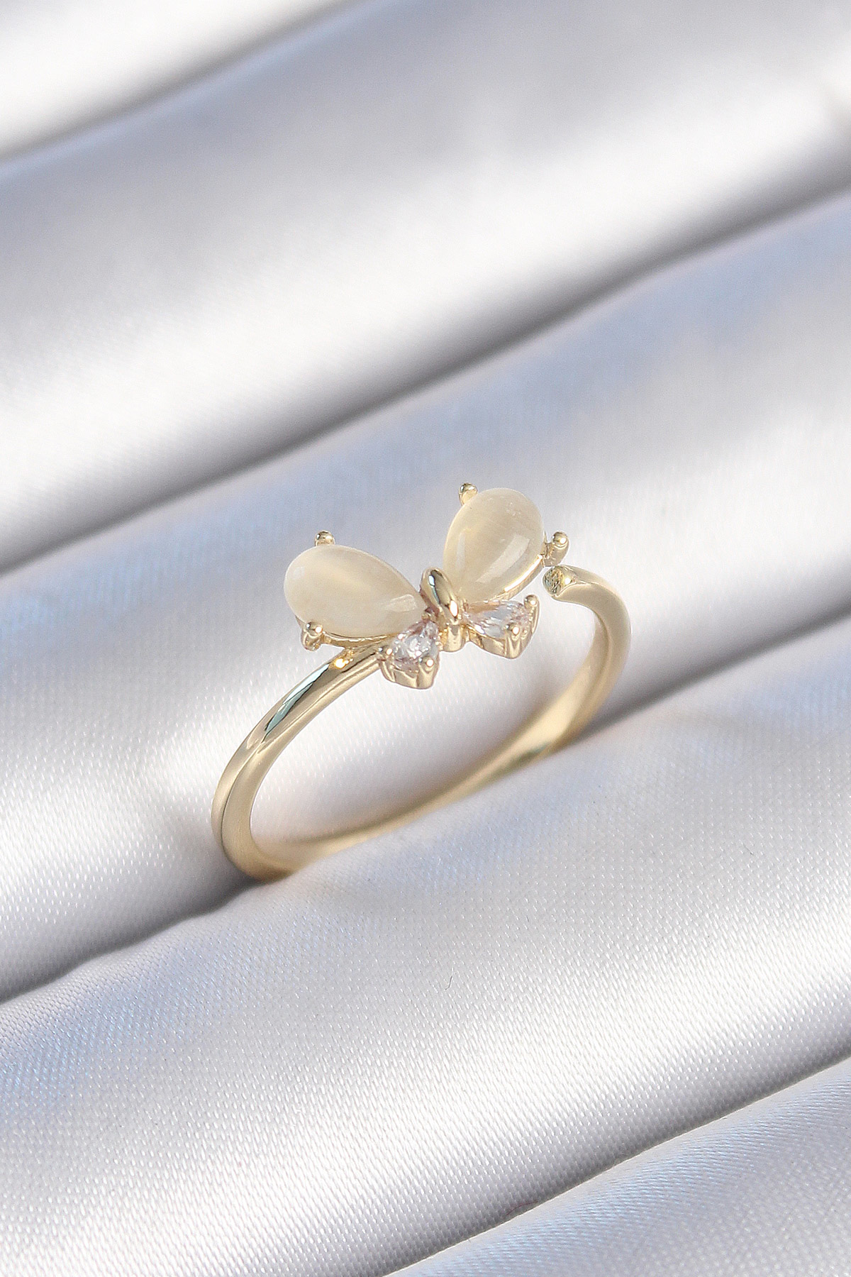 Stillove Pirinç Gold Renk Beyaz Mineli Zirkon Taşlı Kelebek Model Kadın Yü