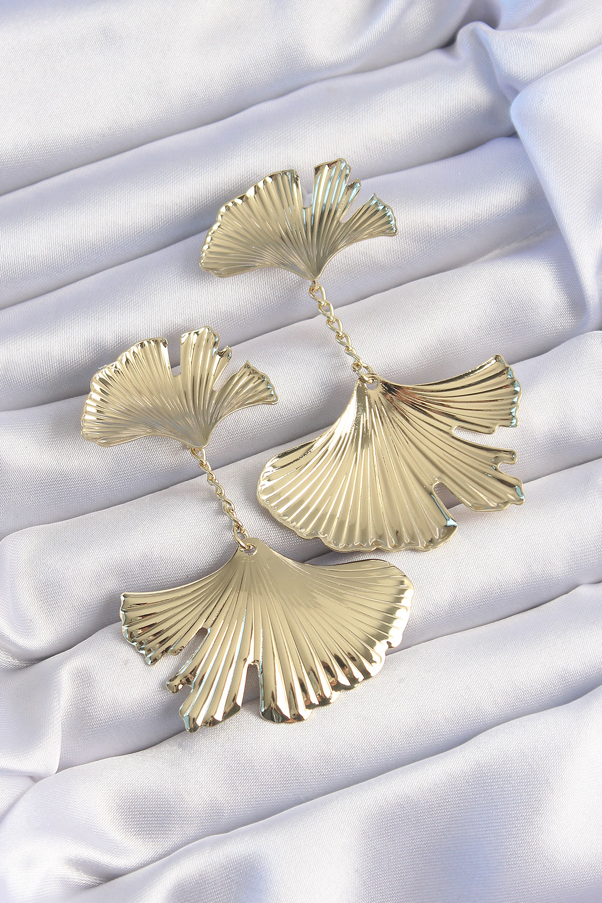 Pirinç Gold Renk Tırtıklı Yaprak Model Sallantılı Küpe - TJ-BKP92