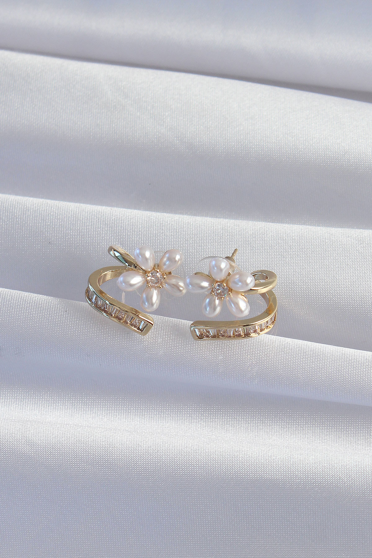 Pirinç Gold Renk Zirkon Taşlı Kıvrımlı İnci Çiçek Küpe - TJ-BKP92