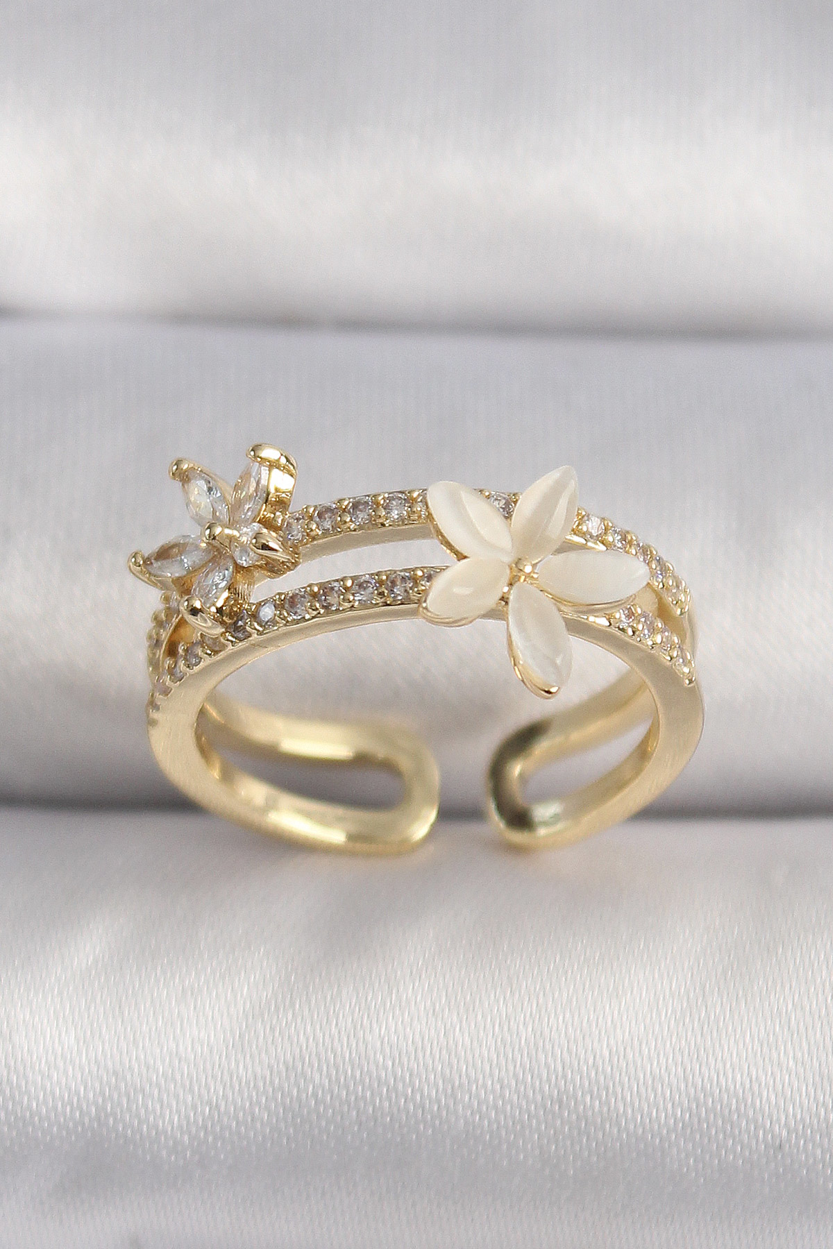 Pirinç Gold Renk Zirkon Taşlı Çiçek Model VIP Seri Kadın Yüzük SL