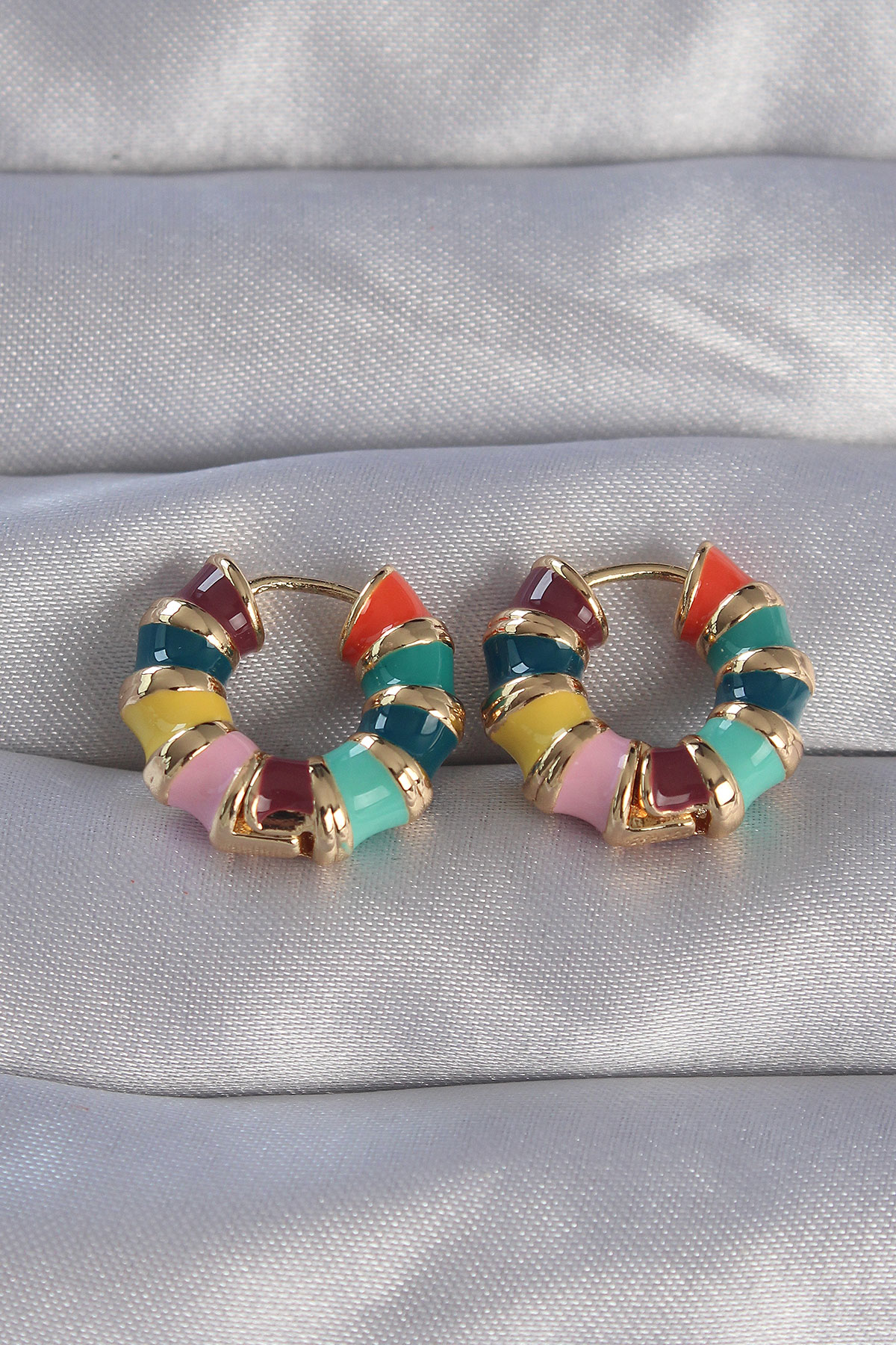 Pirinç Gold Renk Mineli Çok Renkli Kabartmalı Halka Küpe SL8002