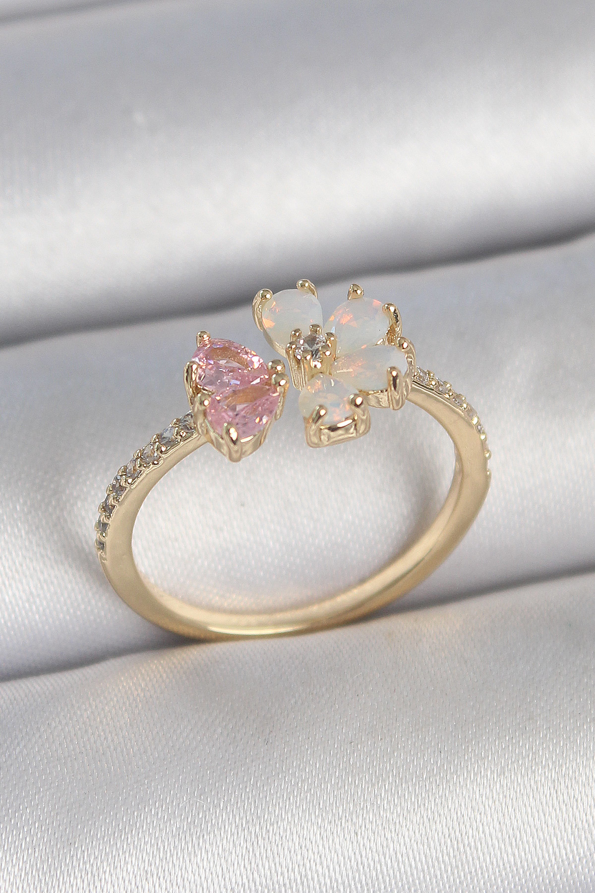 Pirinç Gold Renk Beyaz Mineli Pembe Zirkon Taşlı Çiçek Model Kadı