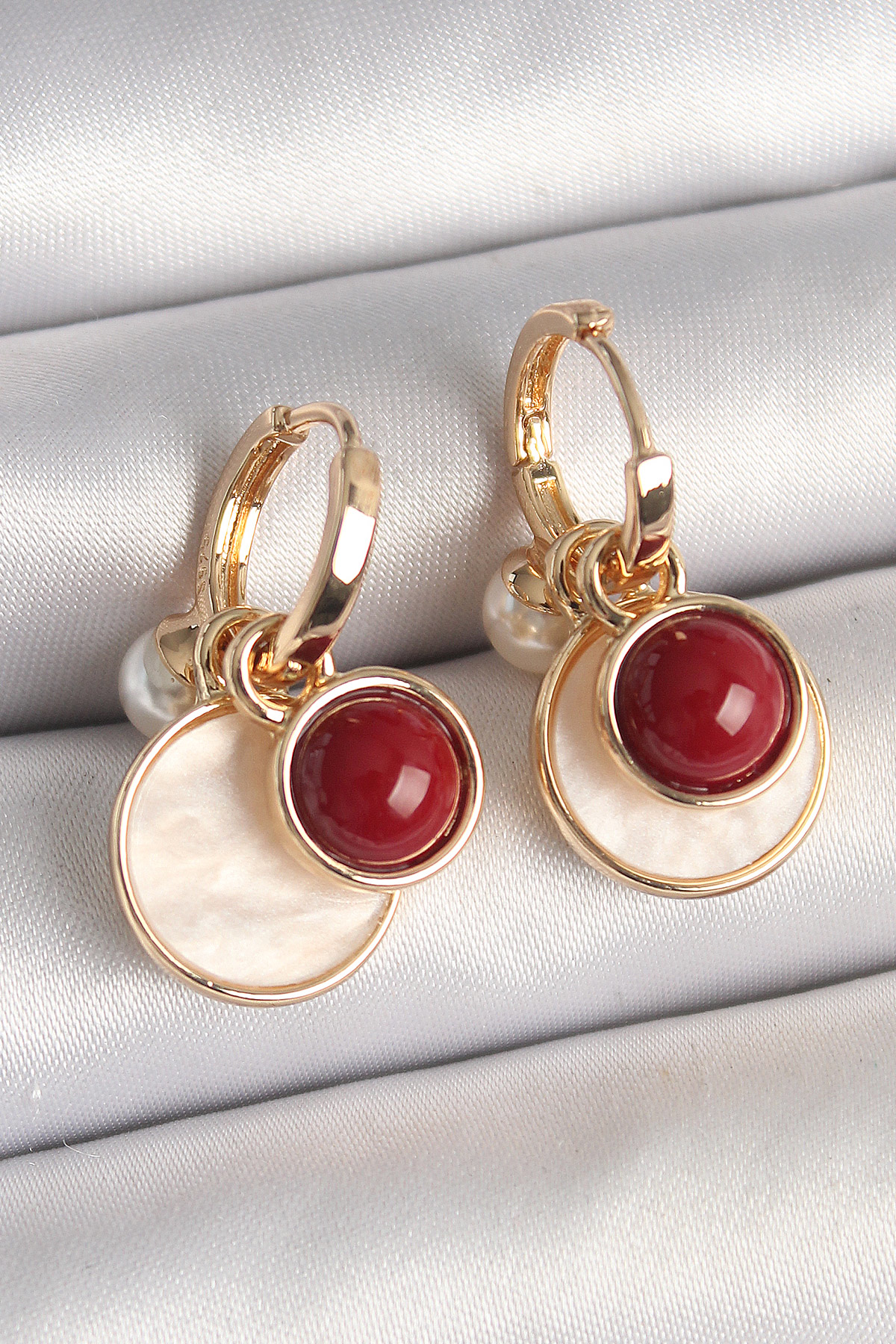 Pirinç Gold Renk Sallantı Beyaz Mineli Bordo Detay Kadın Küpe SL1