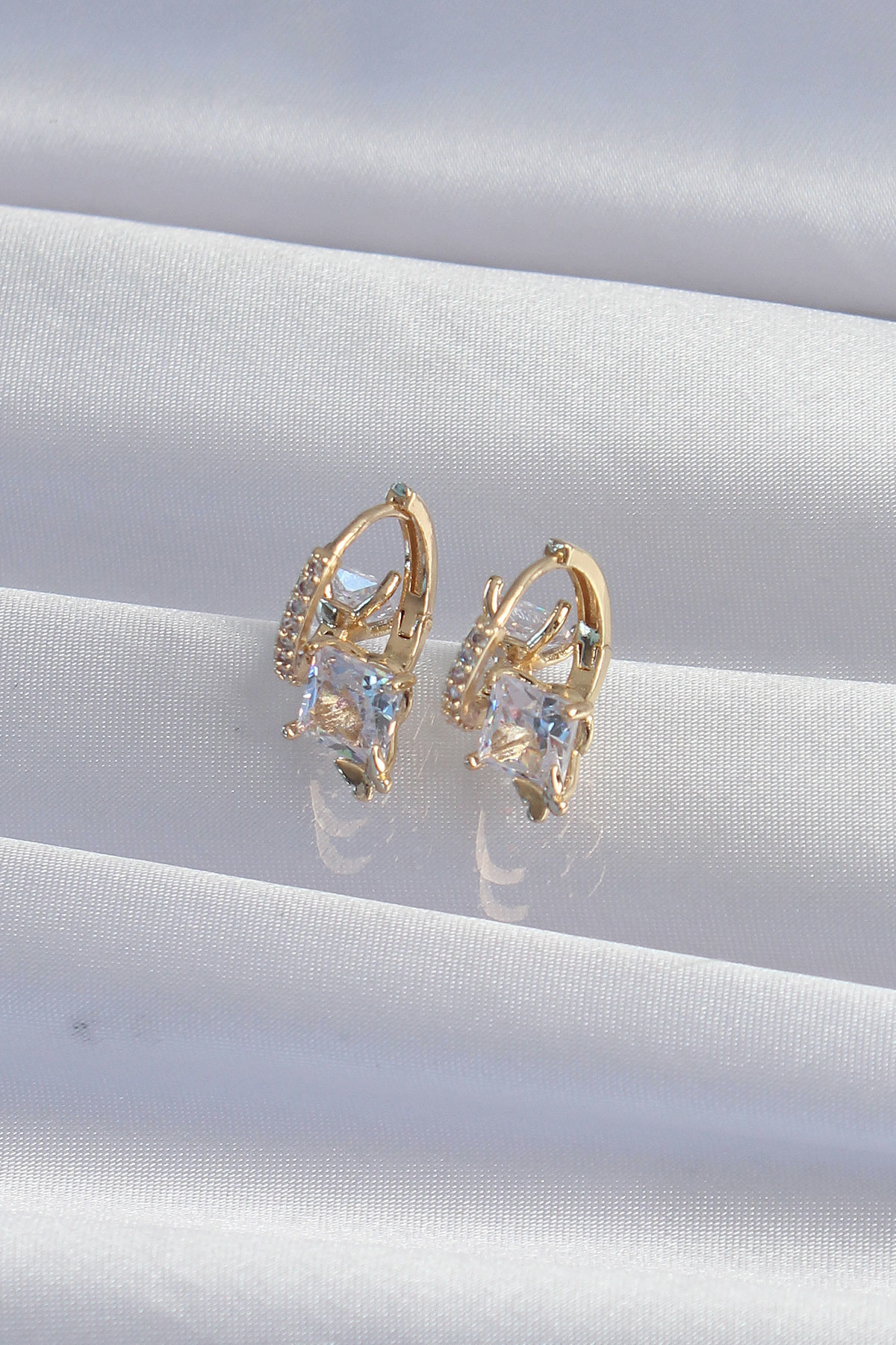 Pirinç Gold Renk İri Zirkon Taşlı Kıvrımlı Minimal Kelebekli Halk