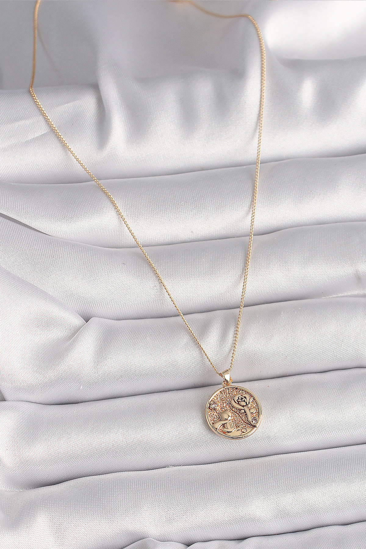 Stillove Pirinç Gold Renk Zirkon Taş Detaylı Gül İşleme Madalyon Model Kad