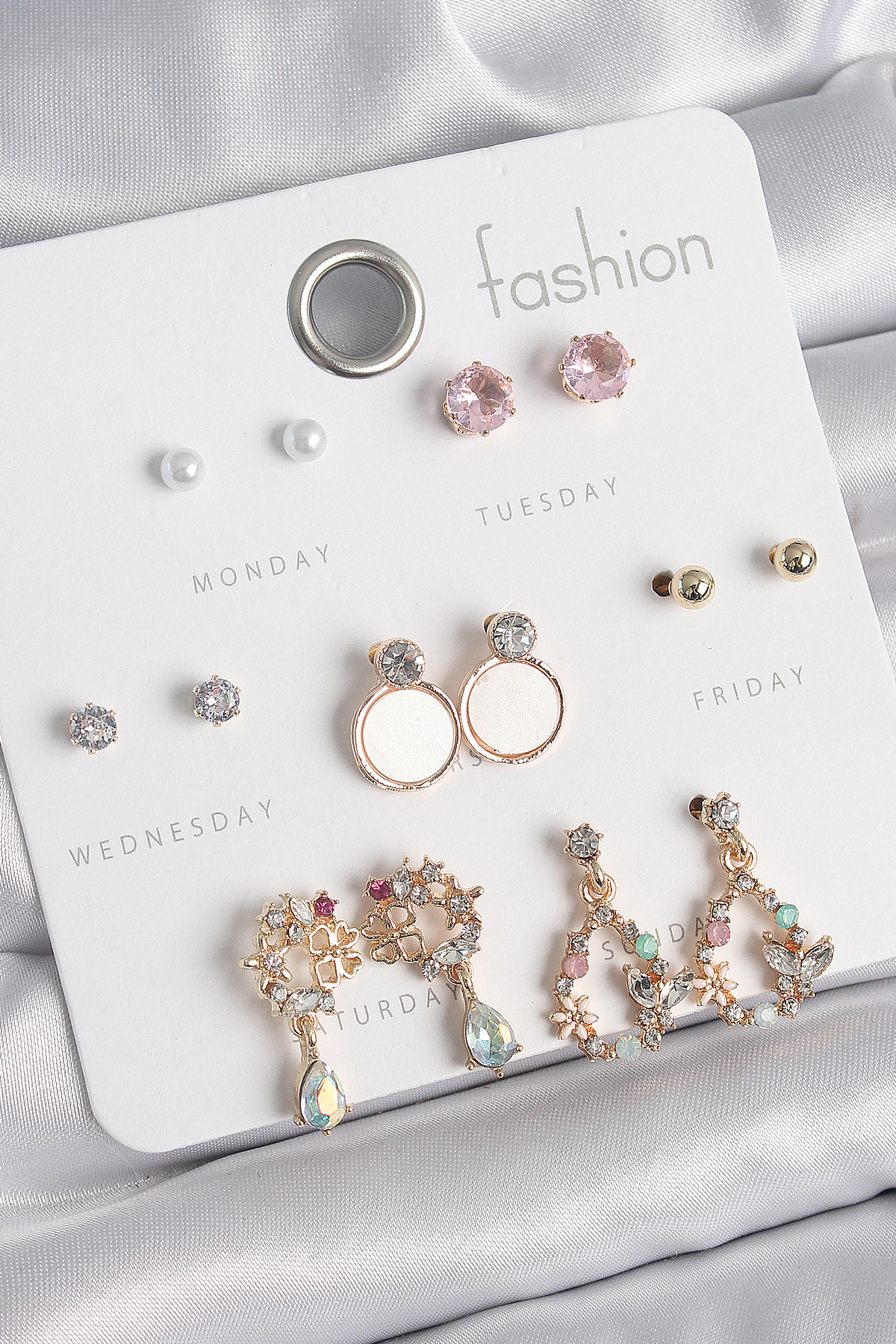 Pirinç Gold Renk Zirkon Taşlı Sallantı Damla Figür Beyaz Mine Det