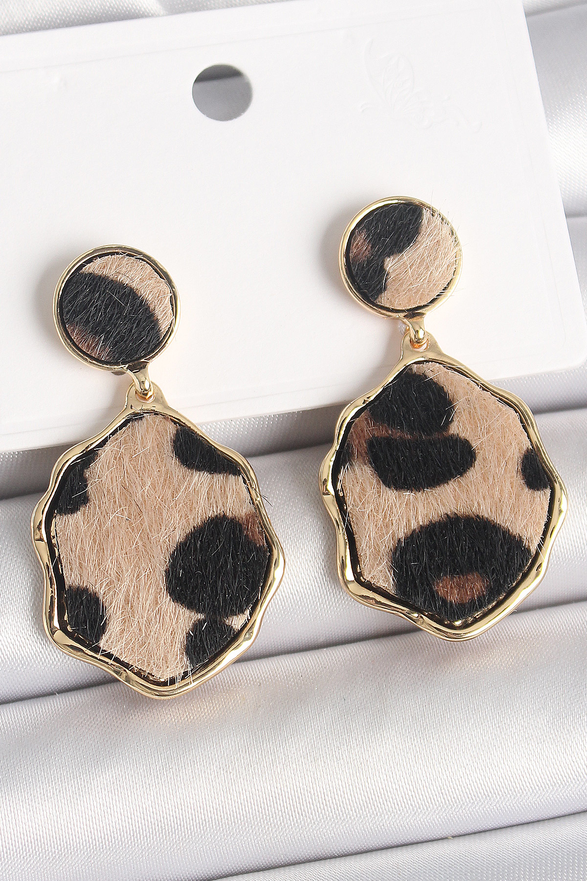 Pirinç Gold Renk Sallantı Leopar Desen Plaka Model Kadın Küpe - T