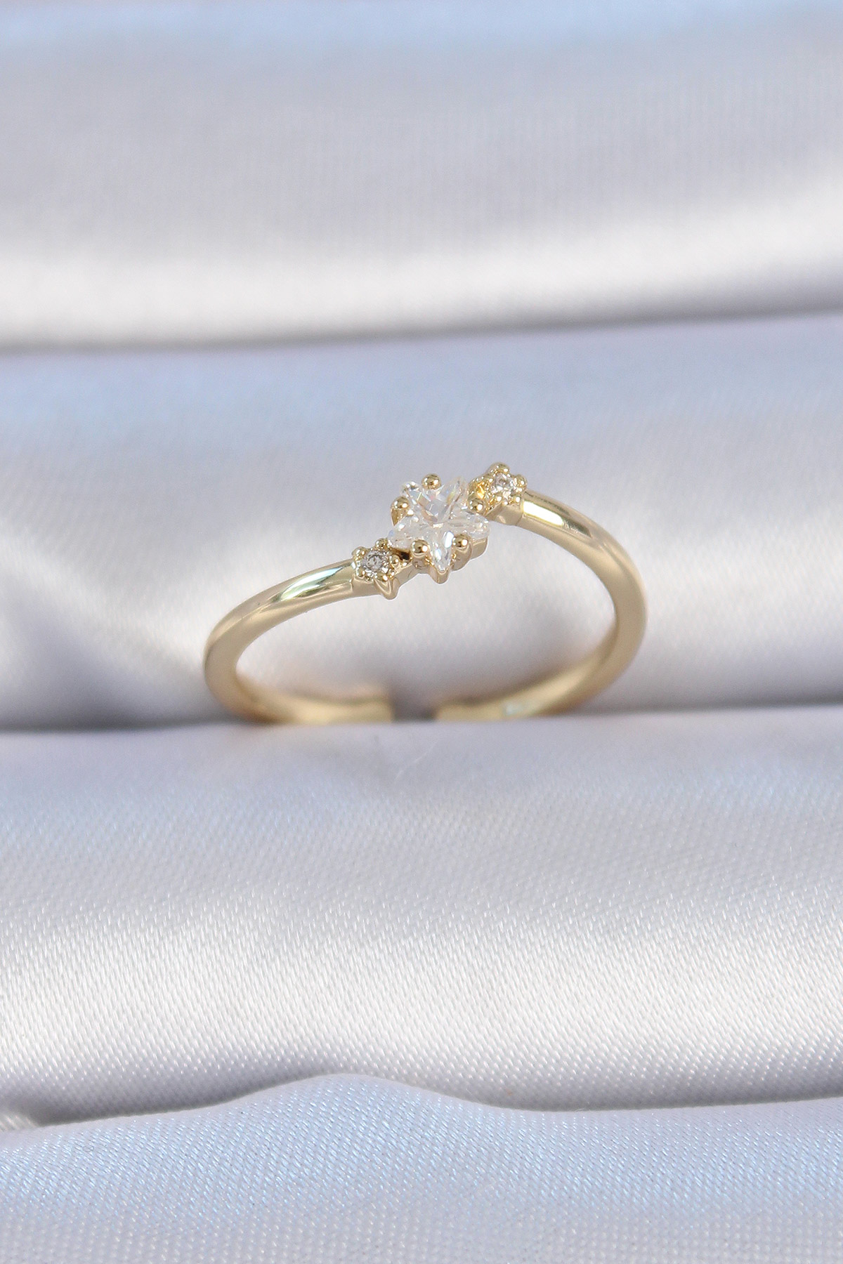 Pirinç Gold Renk Beyaz Çiçek Model Zirkon Taş Detay Kadın Yüzük S