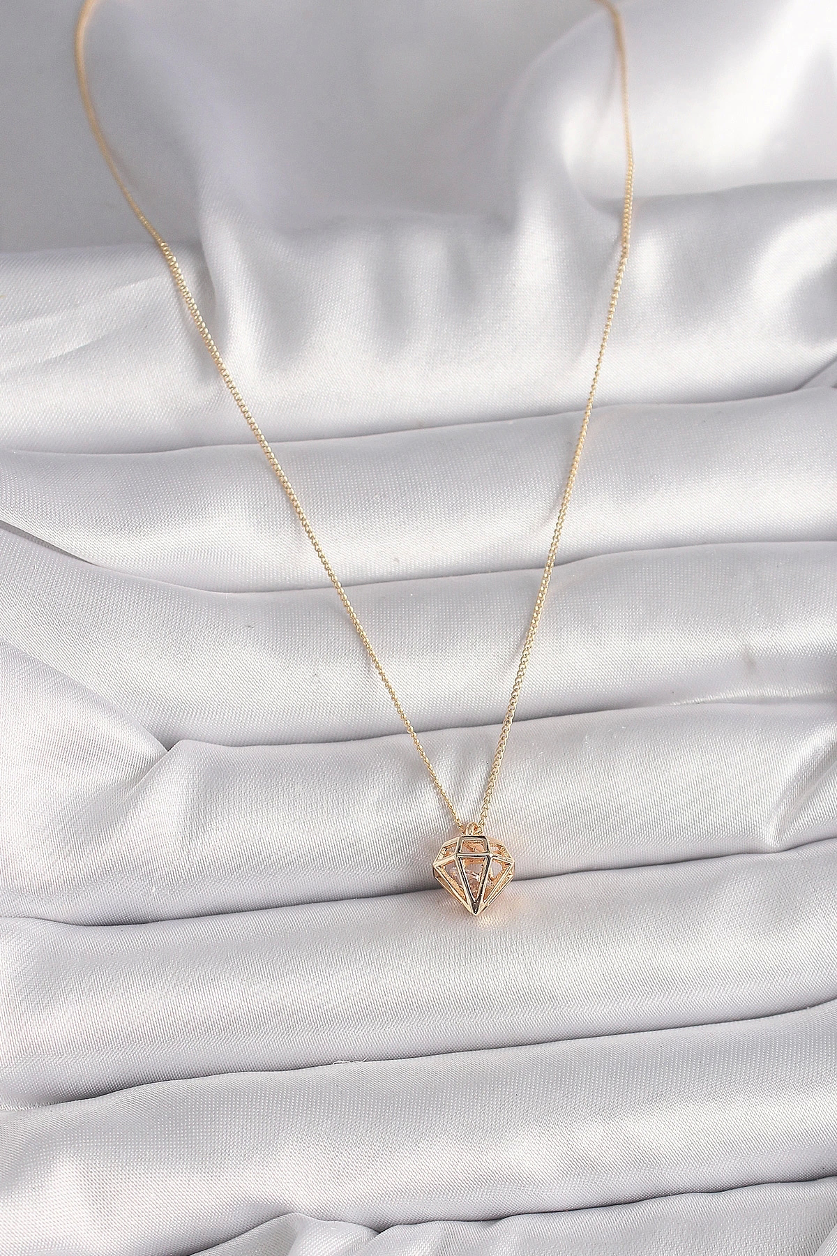 Butik Pirinç Gold Renk 3D Zirkon Taşlı Elmas Model Kadın Kolye