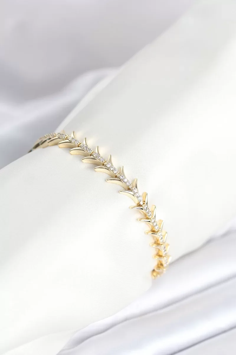 Pirinç Gold Renk Balık Sırtı Model Zirkon Taşlı Kadın Bileklik - 