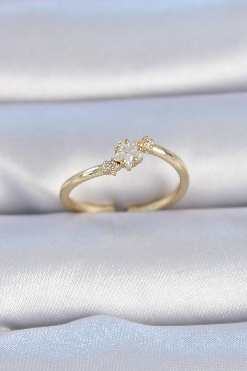 Pirinç Gold Renk Beyaz Çiçek Model Zirkon Taş Detay Kadın Yüzük Tj-byk3322 Diğer