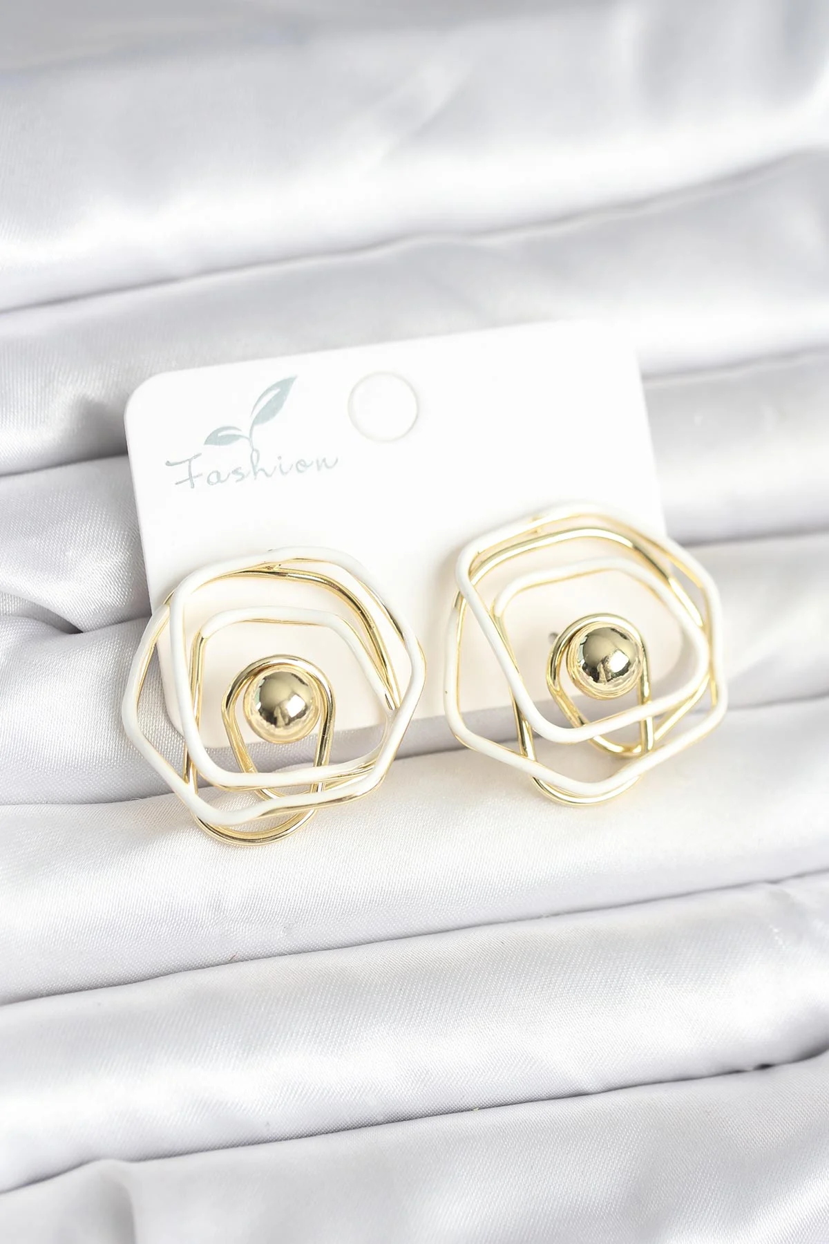Pirinç Gold Renk Beyaz Mineli Geometrik Gül Model Kadın Küpe 5886