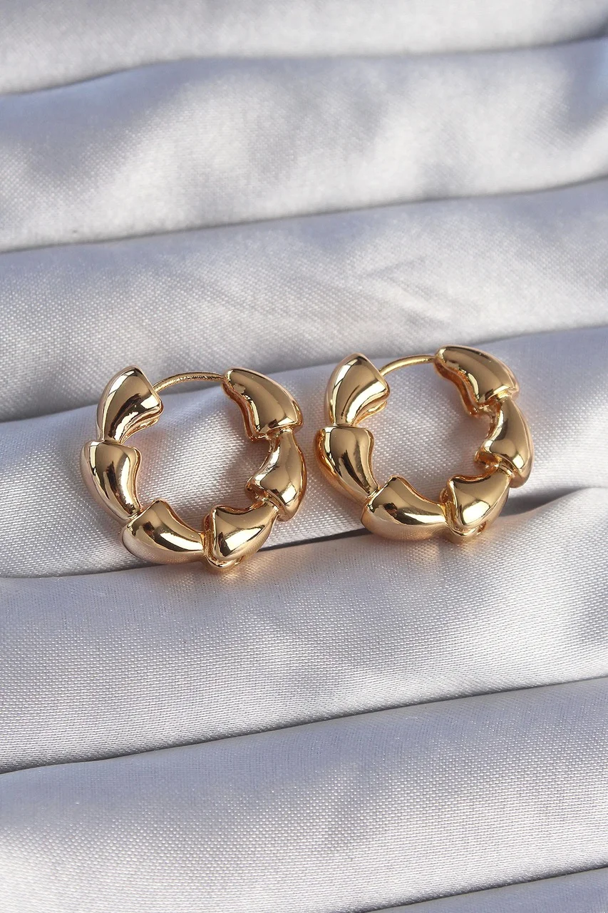 Pirinç Gold Renk Damla Kıvrım Tasarımlı Halka Küpe Çok Renkli