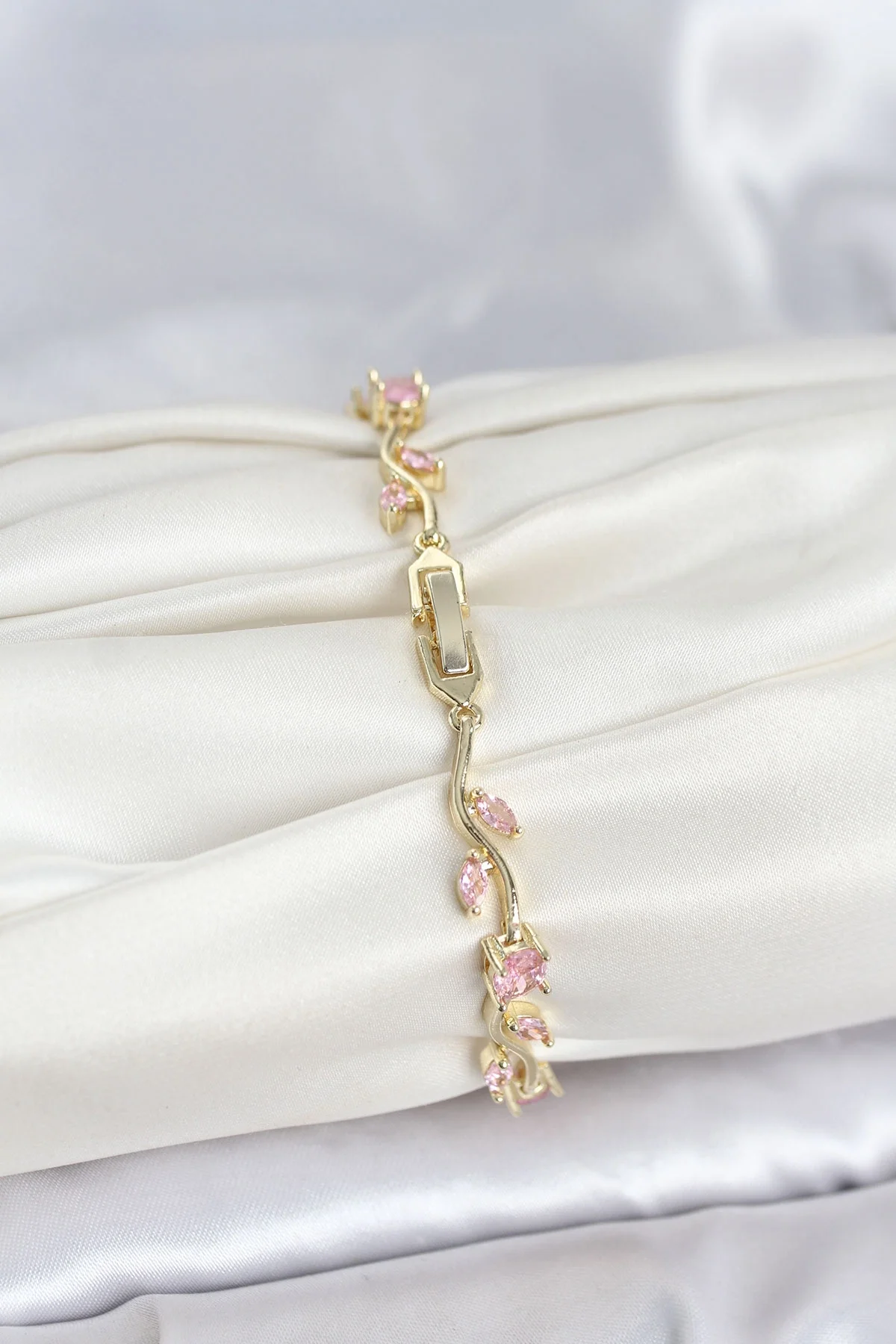 Pirinç Gold Renk Pembe Zirkon Taşlı Çiçek Model Kadın Bileklik