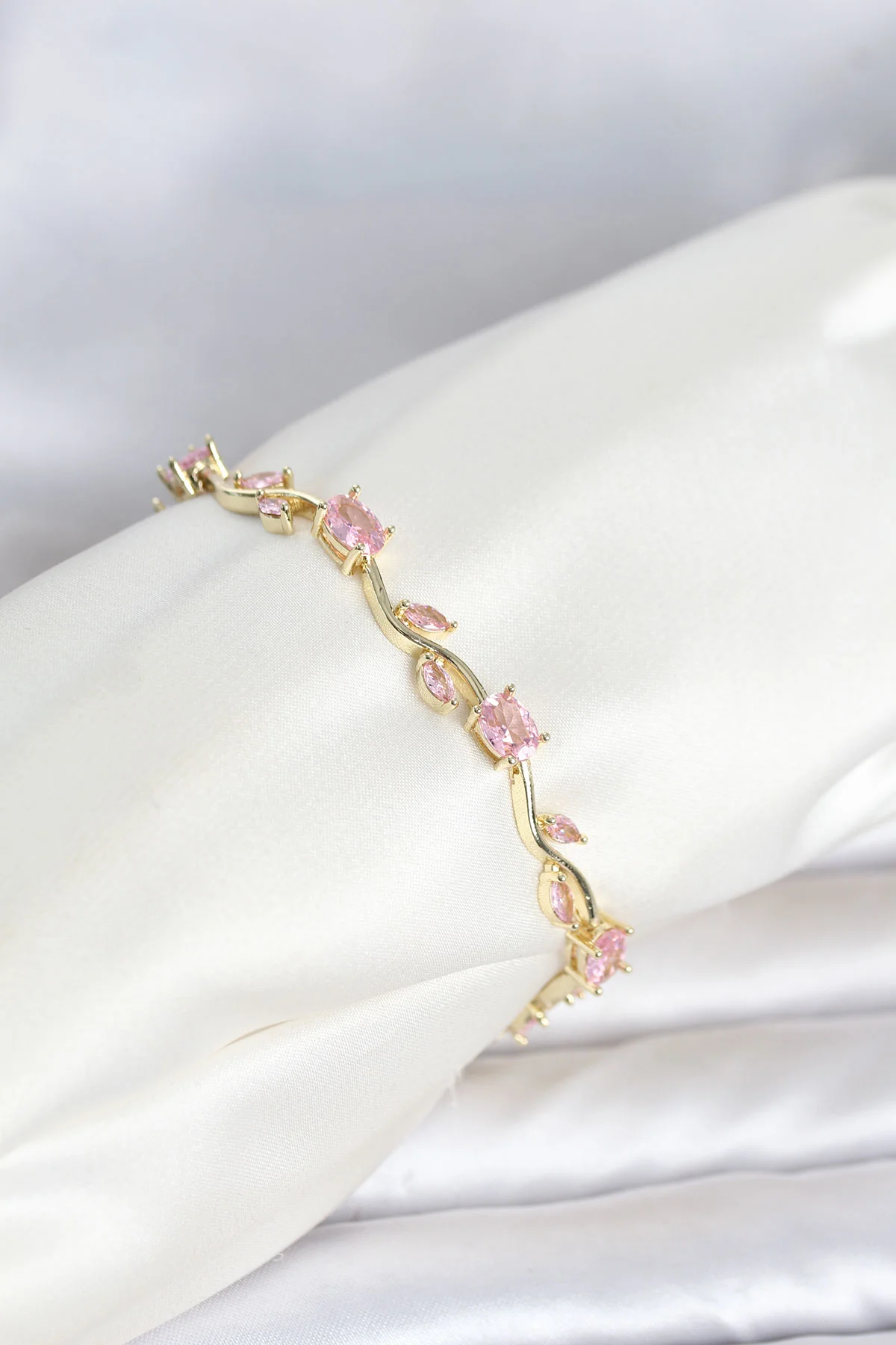 Pirinç Gold Renk Pembe Zirkon Taşlı Çiçek Model Kadın Bileklik TJ-BB8538