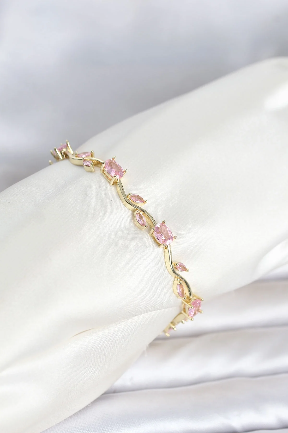 Pirinç Gold Renk Pembe Zirkon Taşlı Çiçek Model Kadın Bileklik