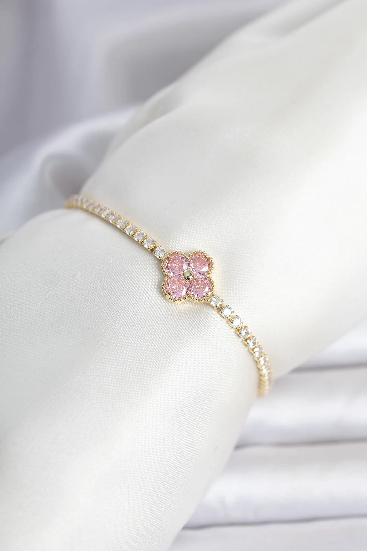 Pirinç Gold Renk Pembe Zirkon Taşlı Yonca Model Su Yolu Kadın Bileklik -1492