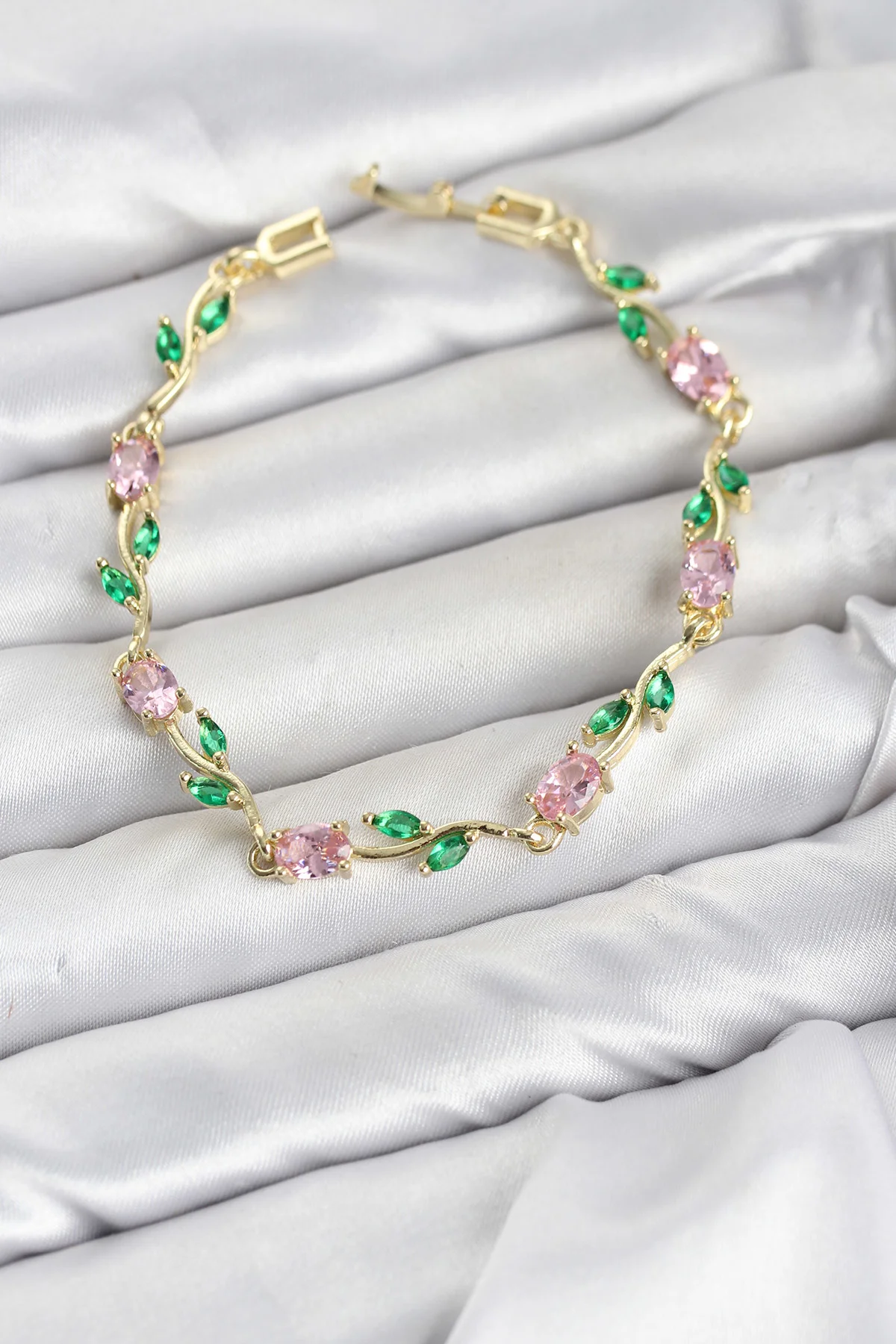 Pirinç Gold Renk Pembe Zirkon Taşlı Çiçek Model Kadın Bileklik TJ-BB8589