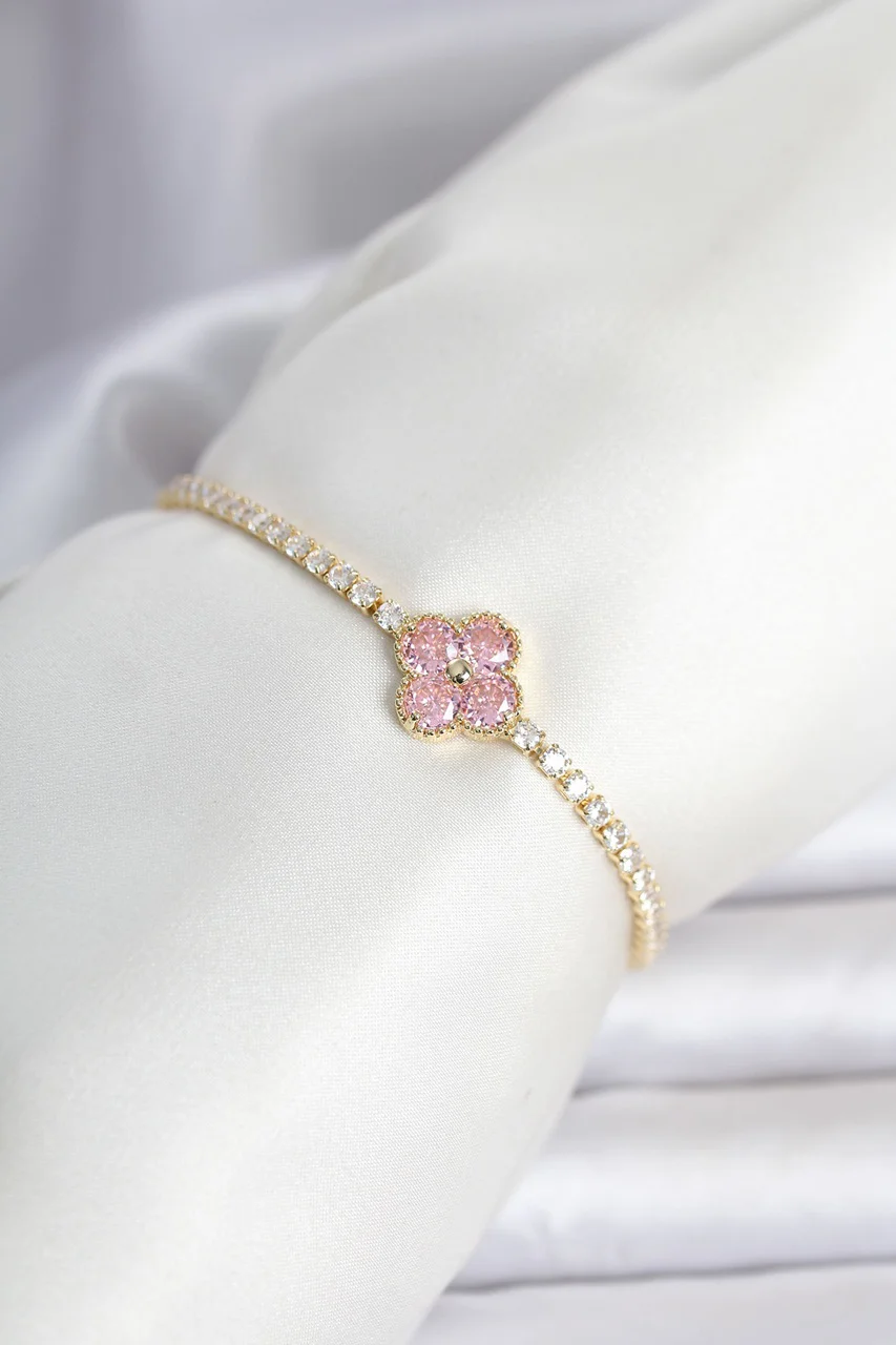 Pirinç Gold Renk Pembe Zirkon Taşlı Yonca Model Su Yolu Kadın Bileklik - Lisinya Diğer