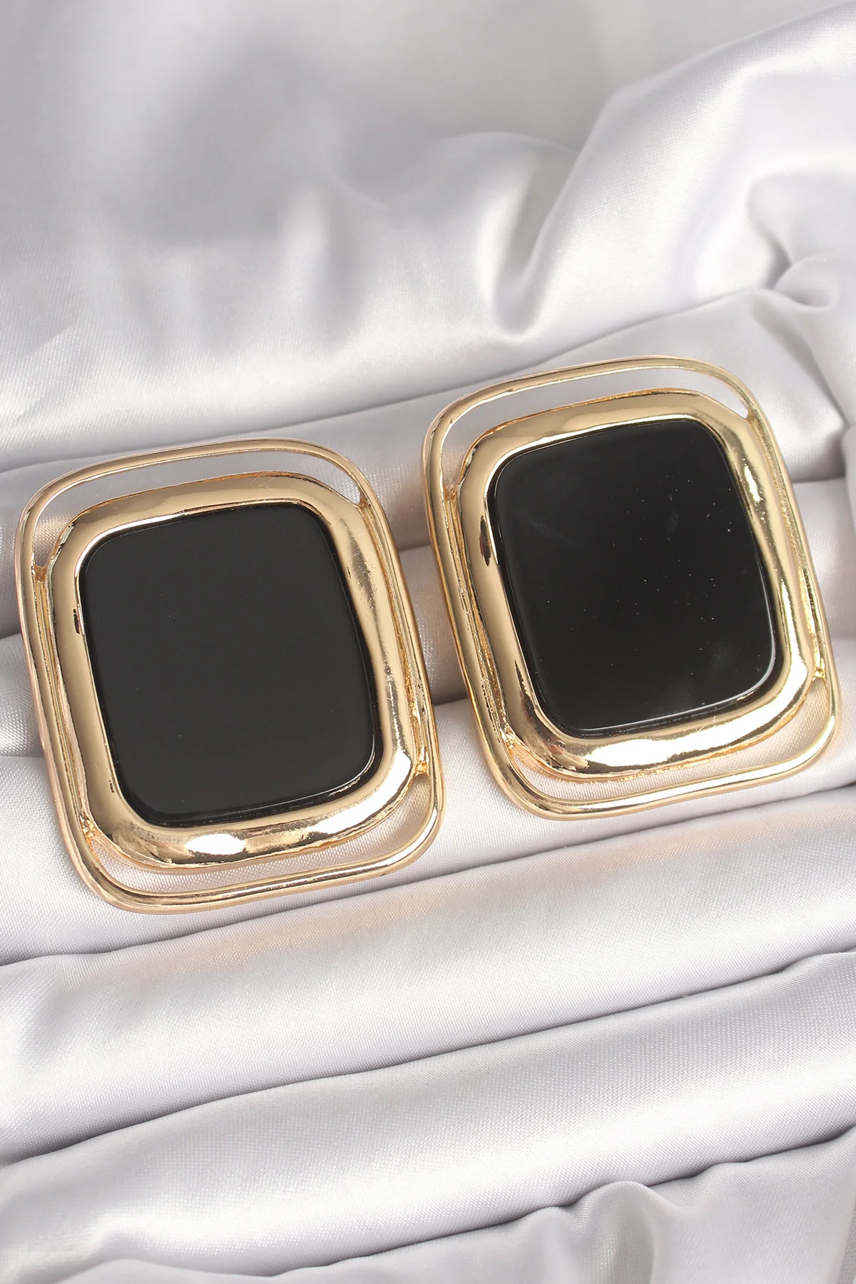 Pirinç Gold Renk Siyah Mineli Kare Model Kadın Küpe 5886