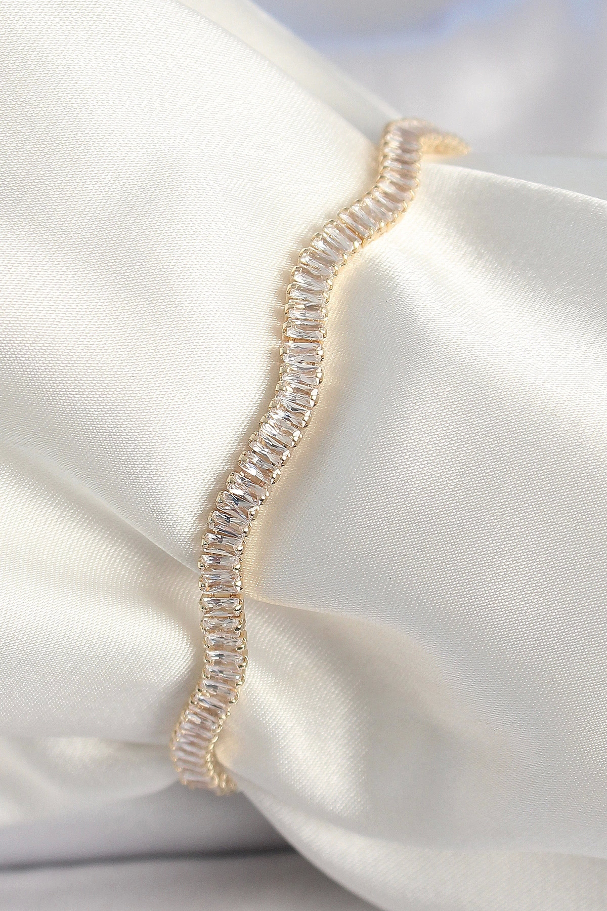 Butik Pirinç Gold Renk Su Yolu Zirkon Taşlı Model Kadın Bileklik