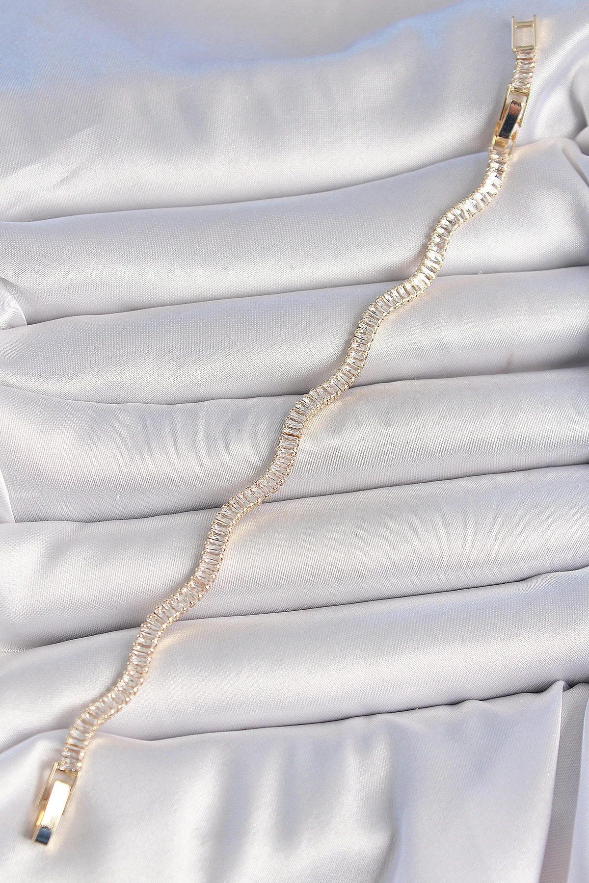 Butik Pirinç Gold Renk Su Yolu Zirkon Taşlı Model Kadın Bileklik