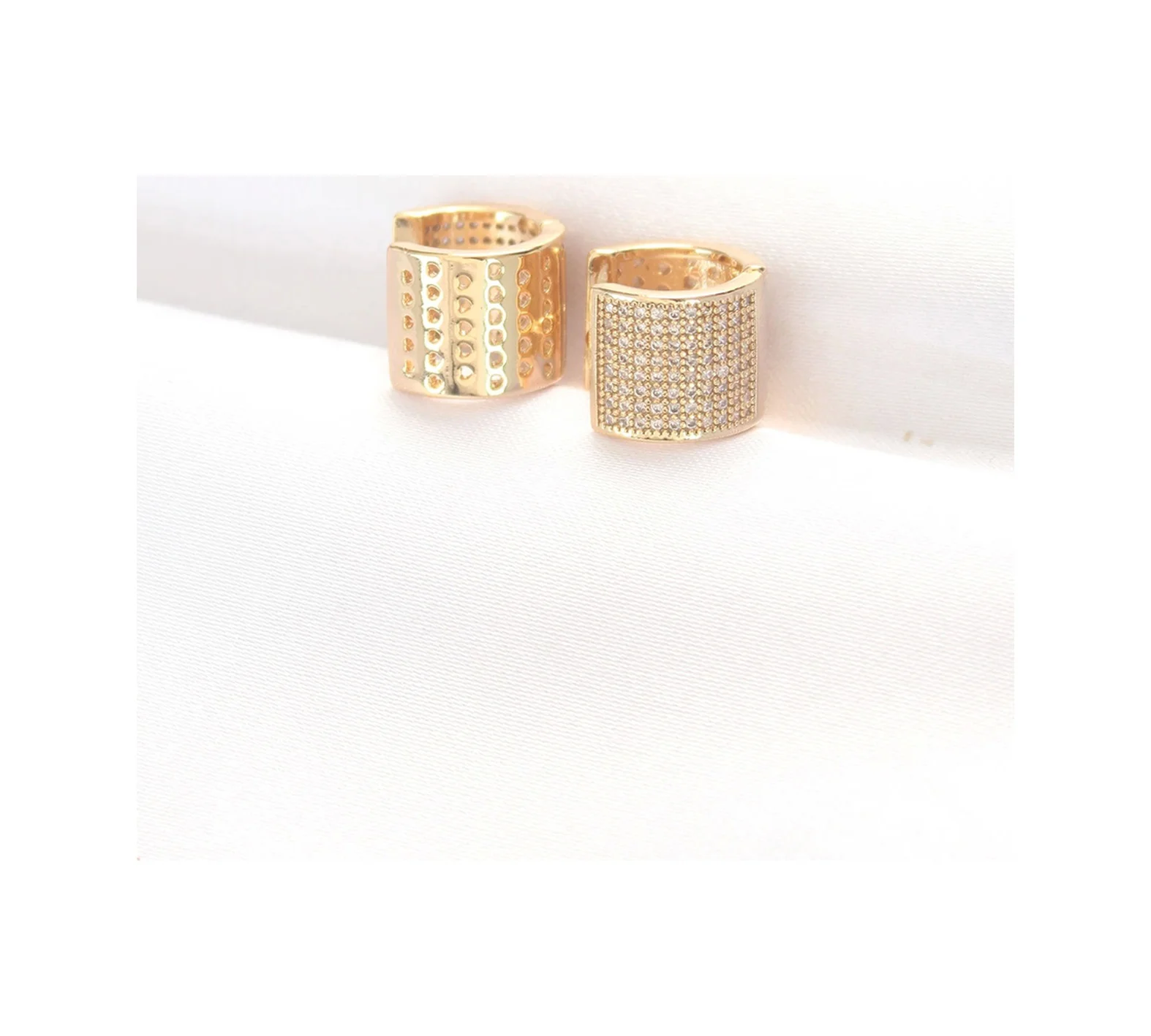 Pirinç Gold Renk Taşlı Minimal Küpe Çok Renkli