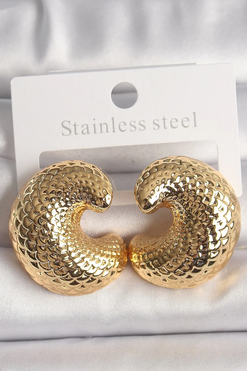 Pirinç Gold Renk Yılan Sırtı İşlemeli Yarım Halka Model Kadın Küp