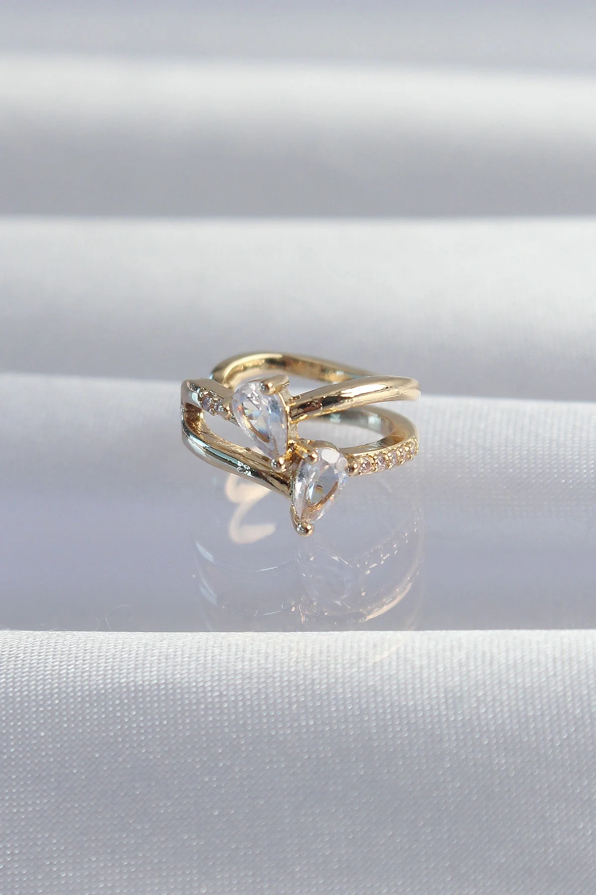 Pirinç Gold Renk Zirkon Taşlı Damla Earcuff Küpe Pirinç Gold Renk Zirkon Taşlı Damla Earcuff Küpe