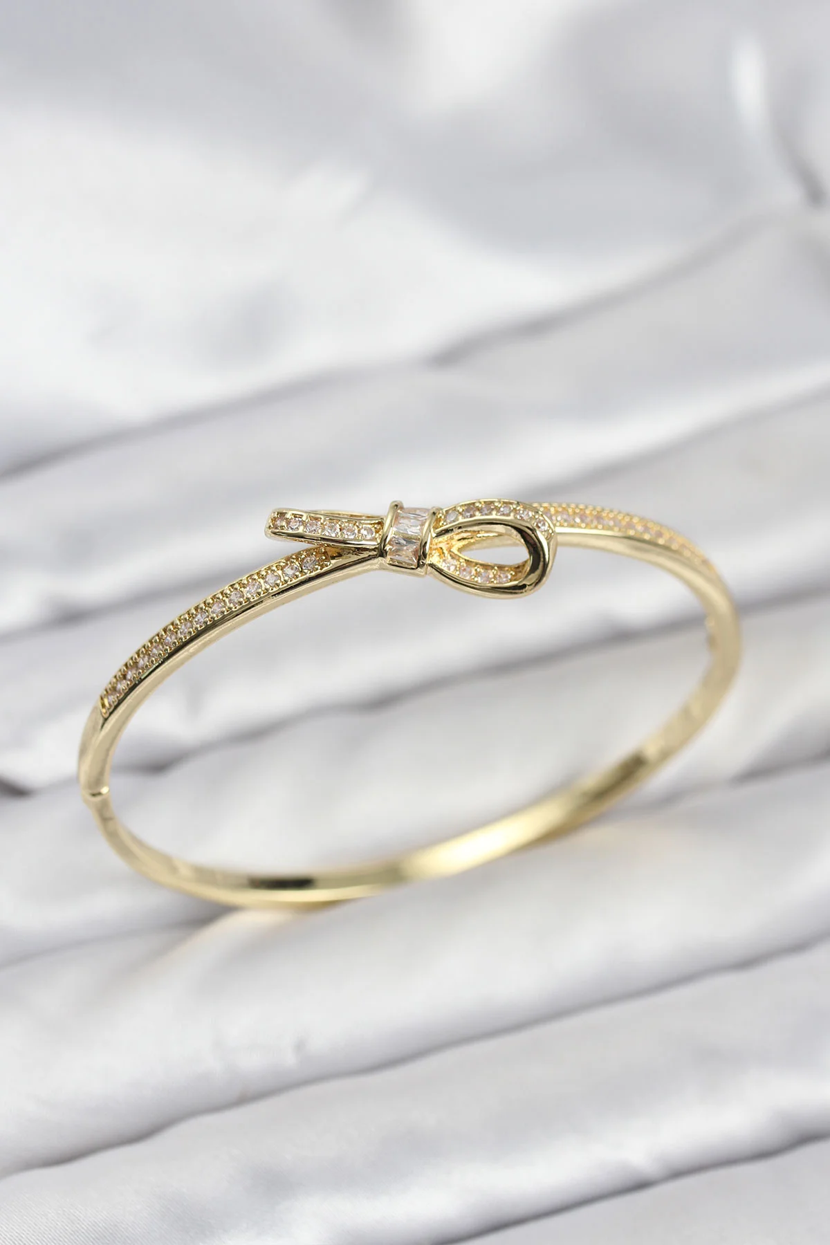 Pirinç Gold Renk Zirkon Taşlı Fiyonk Model Kadın Kelepçe Bileklik -1492