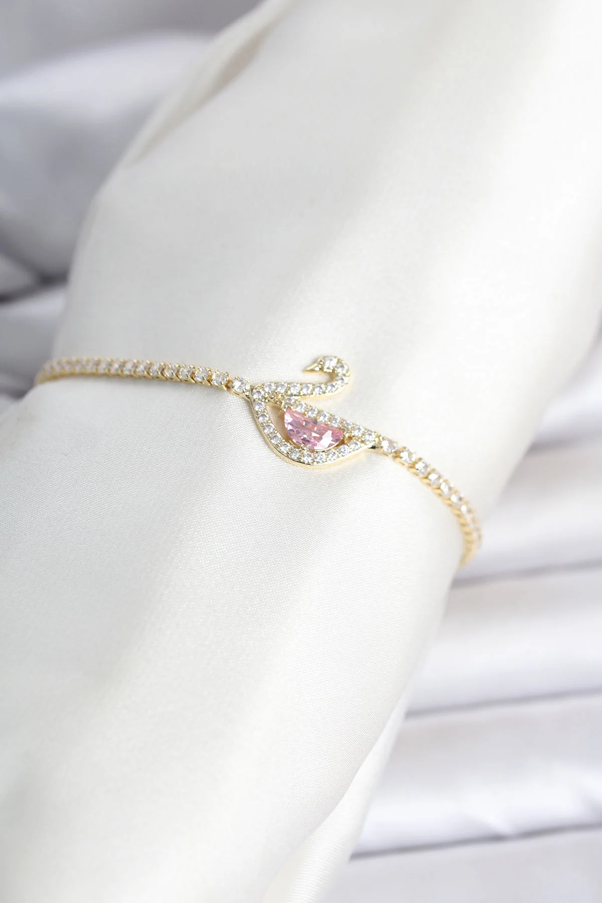 Pirinç Gold Renk Zirkon Taşlı Swan Model Su Yolu Kadın Bileklik -1492