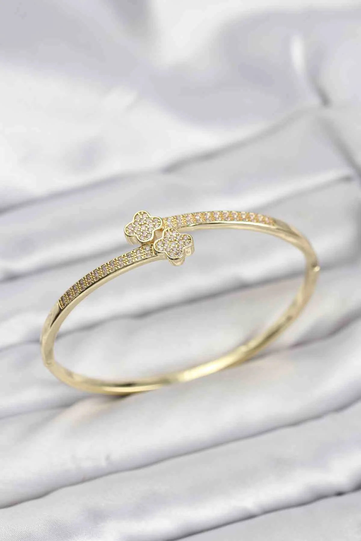 Pirinç Gold Renk Zirkon Taşlı Yonca Model Kadın Kelepçe Bileklik