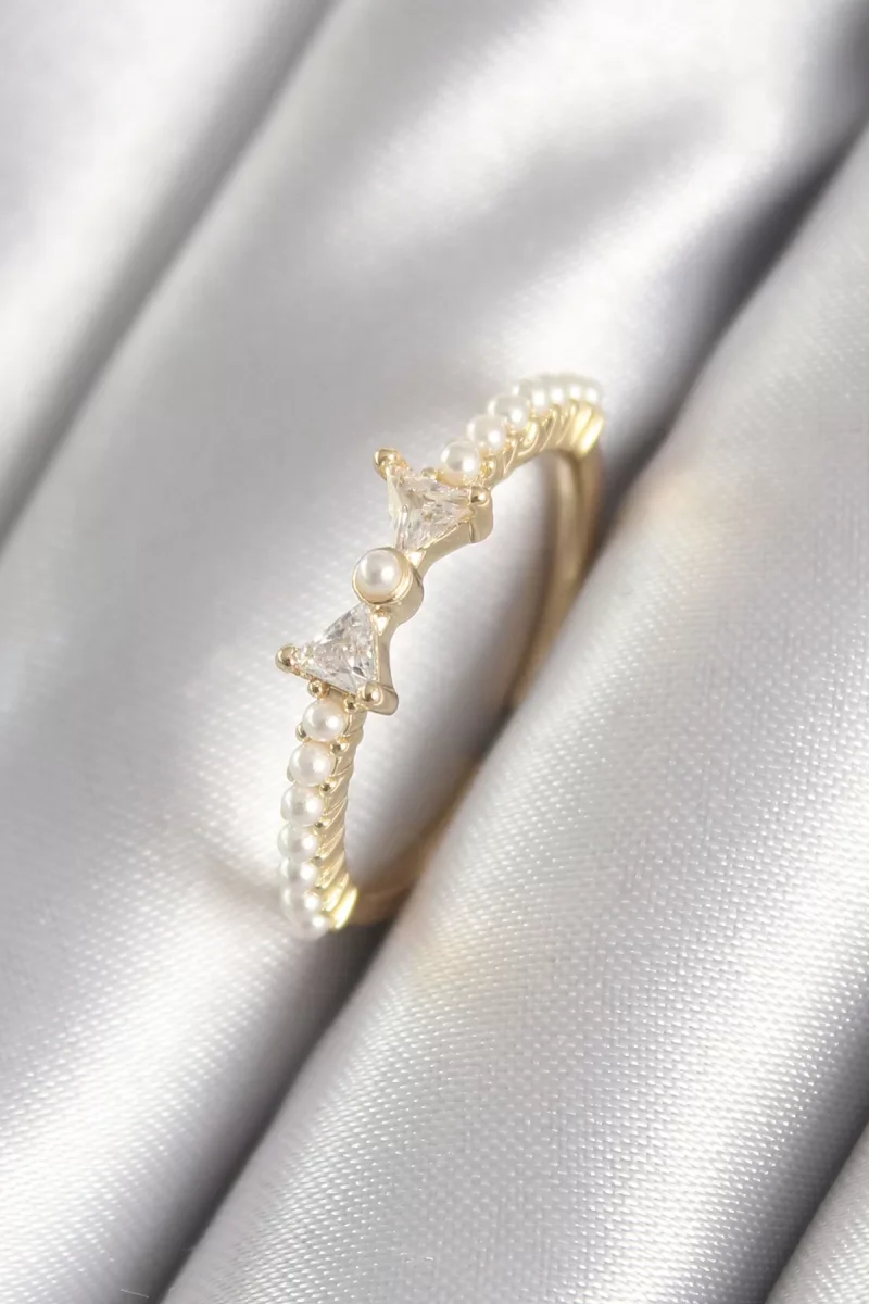 Pirinç Gold Renk Zirkon Taşlı Kurdele İnci Detay Kadın Yüzük - Lisinya