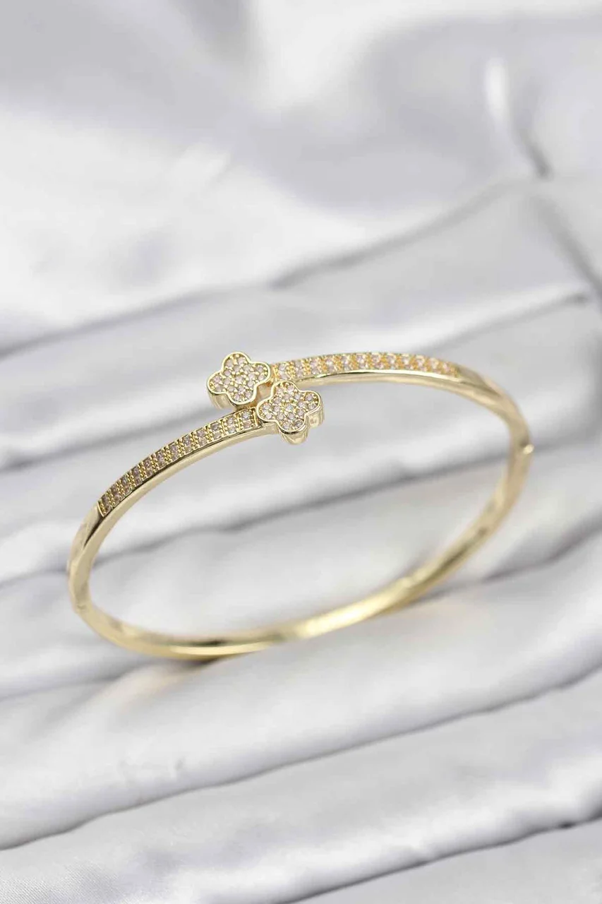 Pirinç Gold Renk Zirkon Taşlı Yonca Model Kadın Kelepçe Bileklik - Lisinya Diğer