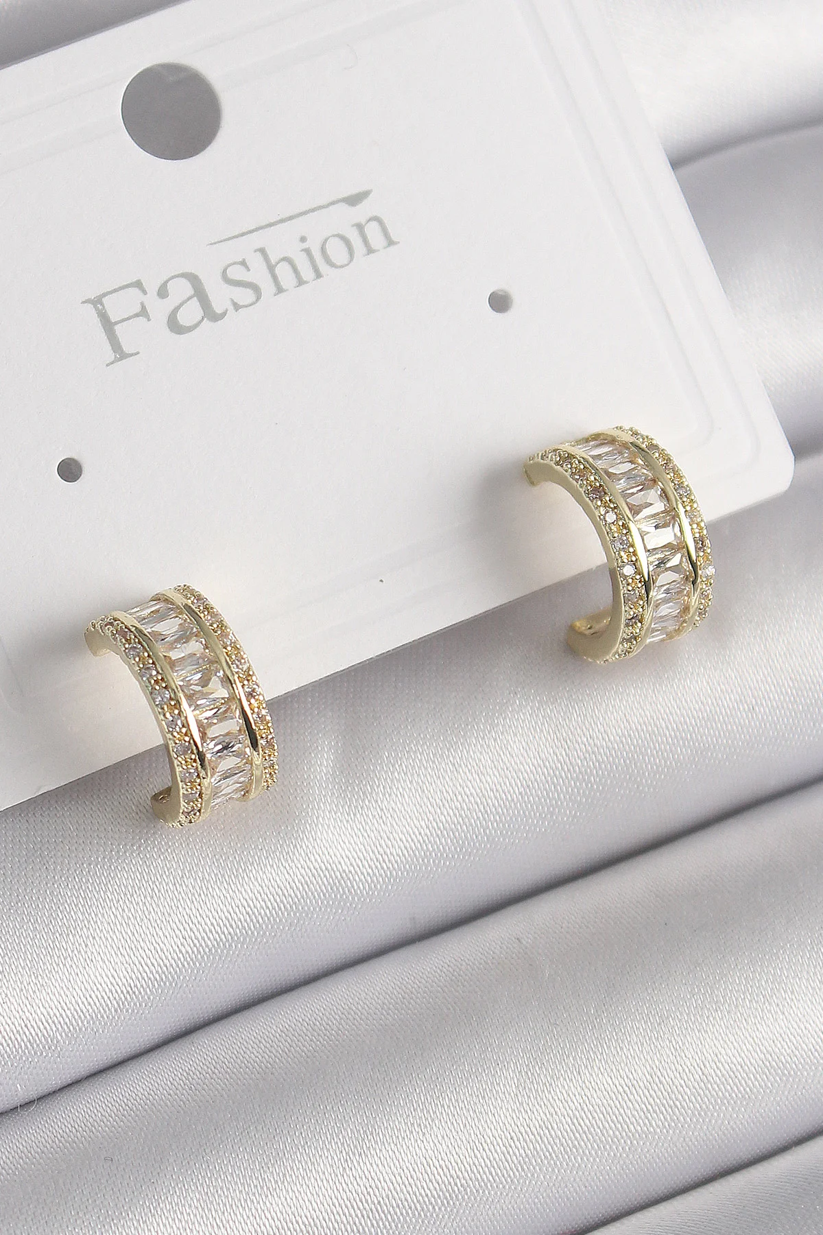 Pirinç Gold Renk Zirkon Taşlı Halka Model Kadın Küpe 5886
