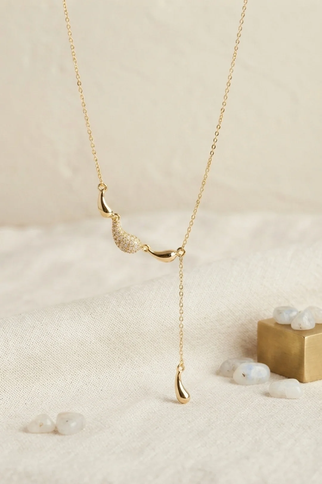 Pirinç Gold Renk Zirkon Taşlı Damla Model Kadın Kolye Fiyatı, Yorumları ve Özellikleri