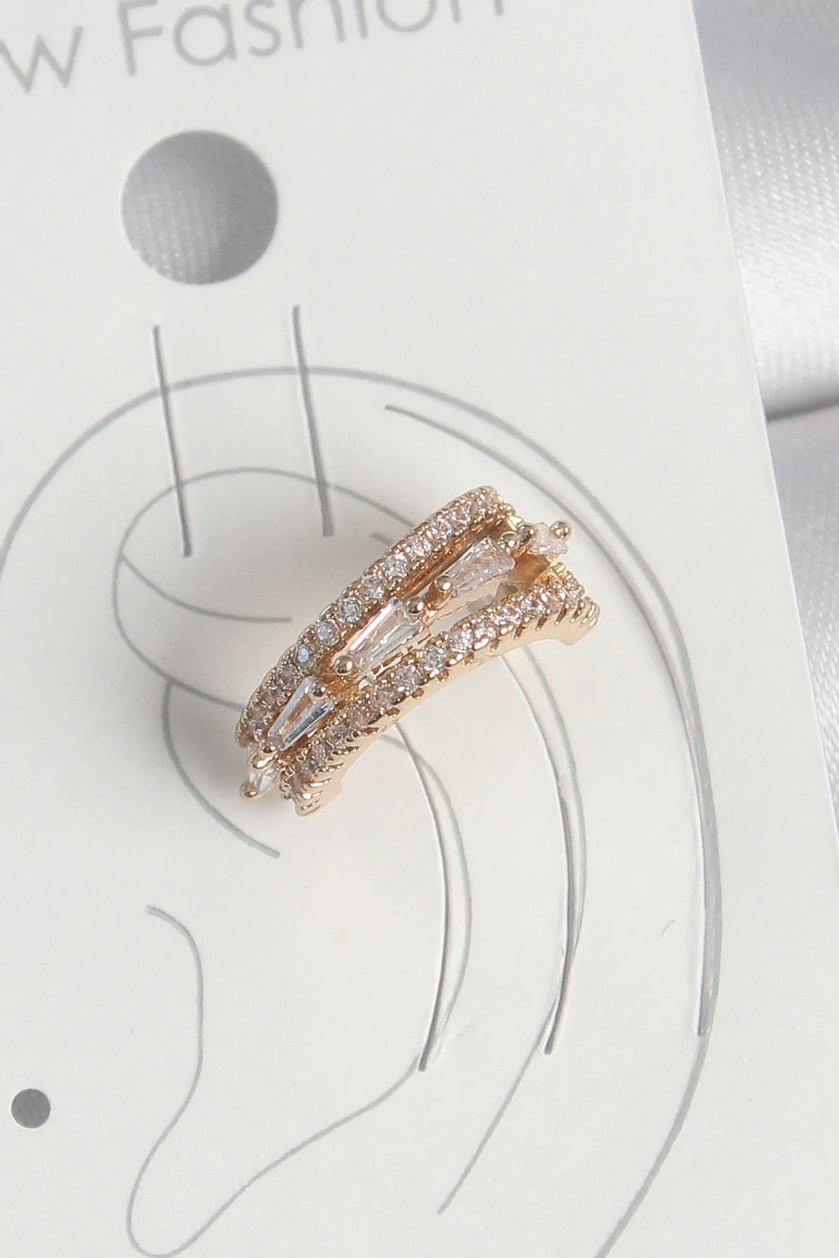 Pirinç Gold Renk Zirkon Taşlı 3'Lü Sıralı Model Kadın Kıkırdak Küpe 5886 - Günlük Tarz Altın Detaylar