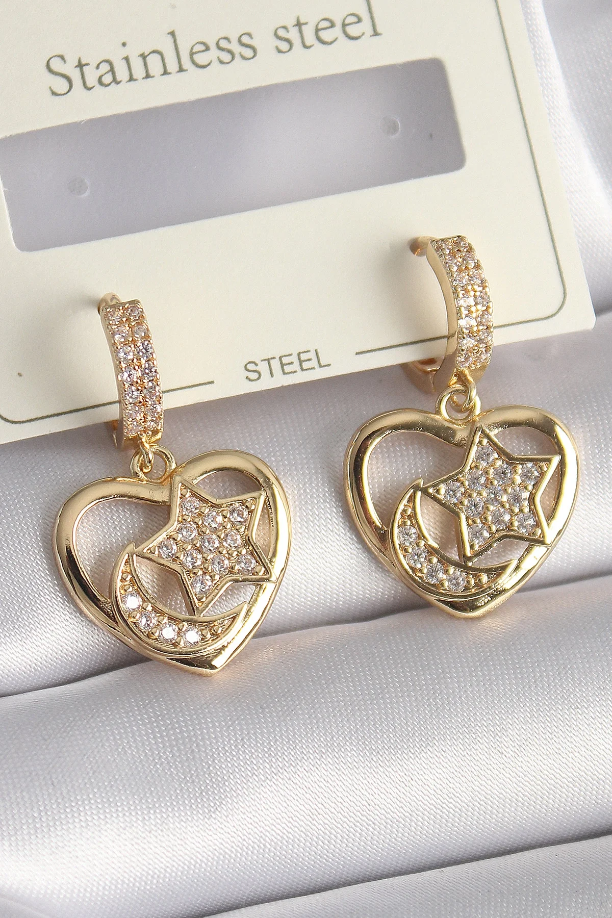 Pirinç Gold Renk Zirkon Taşlı Kalp Model Ay Yıldız İşleme Kadın Küpe Pirinç Gold Renk Zirkon Taşlı Kalp Model Ay Yıldız İşleme Kadın Küpe