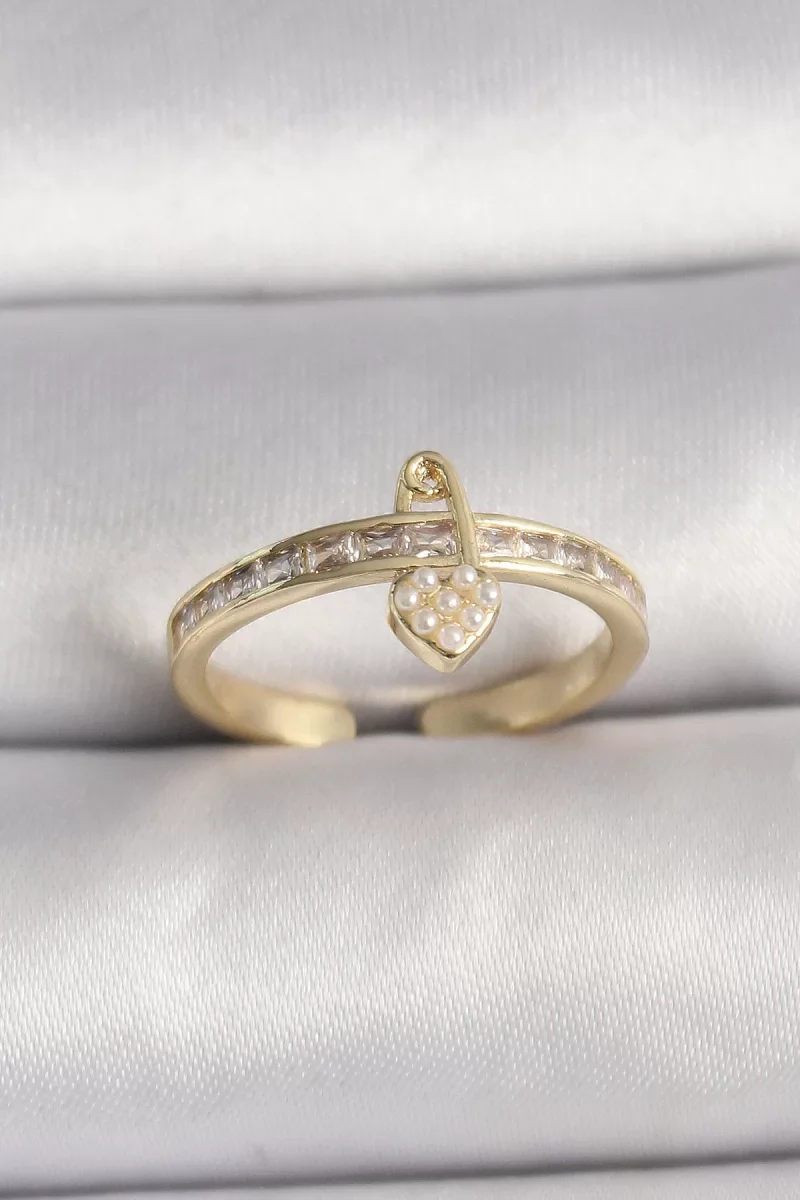 Pirinç Gold Renk Zirkon Taşlı İnci Detay Kilit Kalp Figür Ayarlanabilir Yüzük - Lisinya