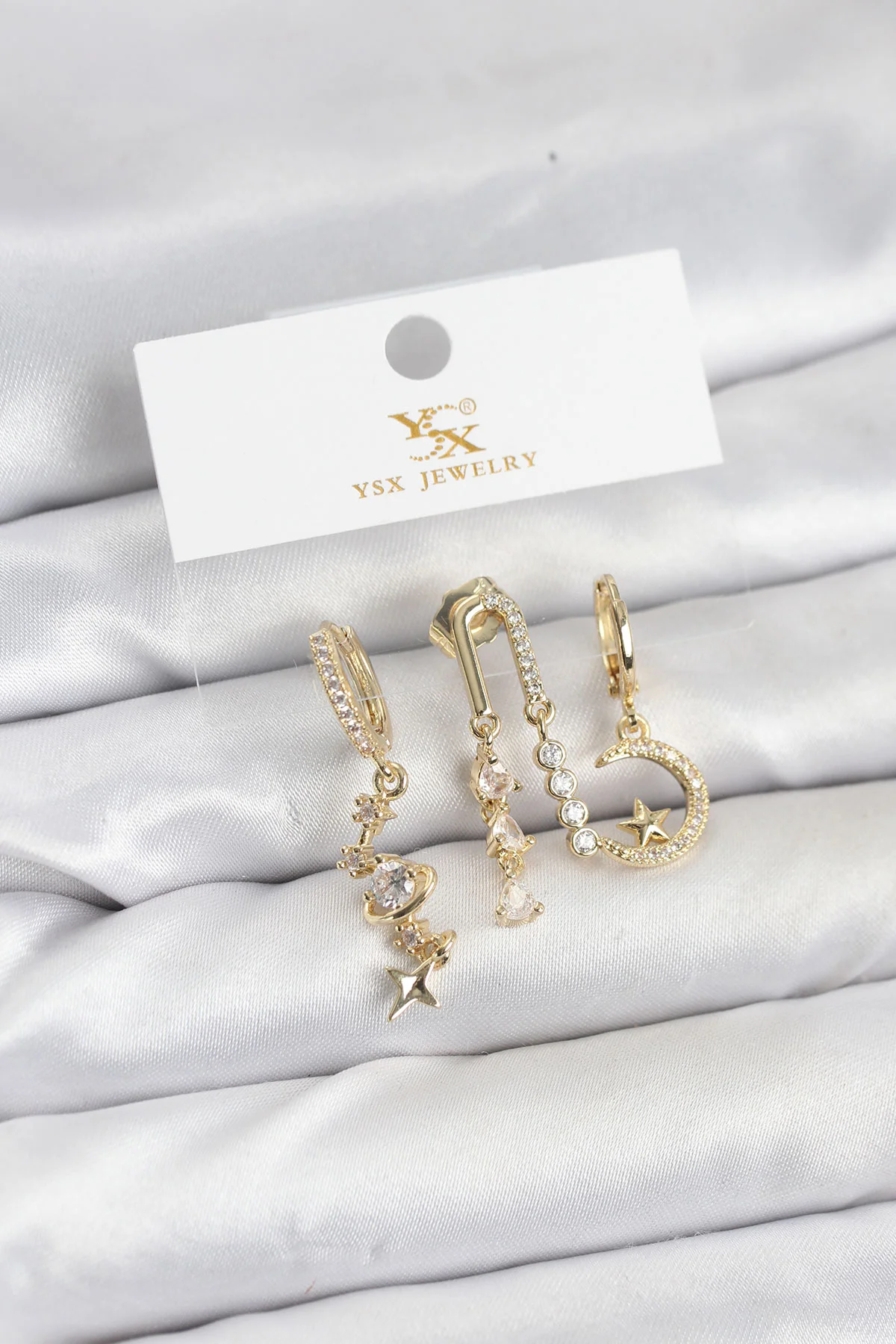 Pirinç Gold Renk Zirkon Taşlı YSX Trio Uzay Model Küpe Seti 5886 - Abiye ve Günlük Kullanıma Uygun
