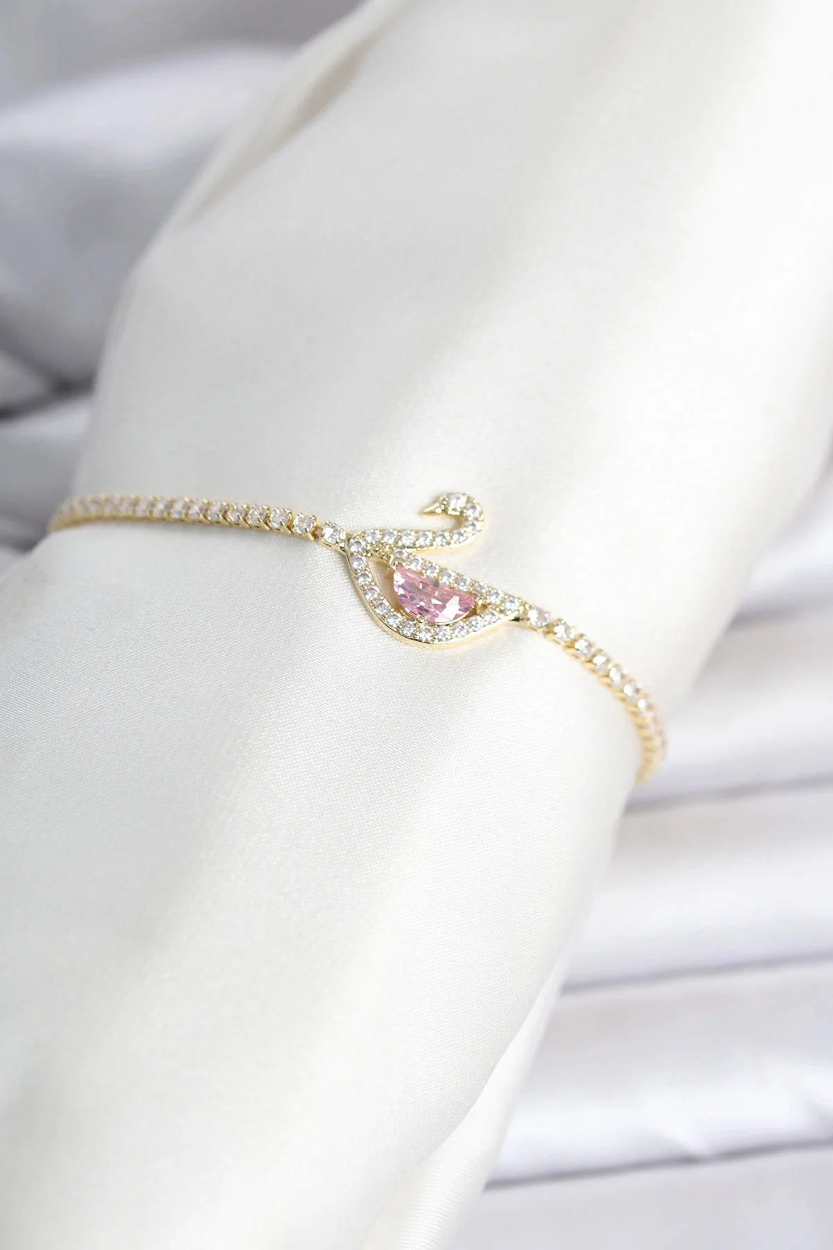 Pirinç Gold Renk Zirkon Taşlı Swan Model Su Yolu Kadın Bileklik