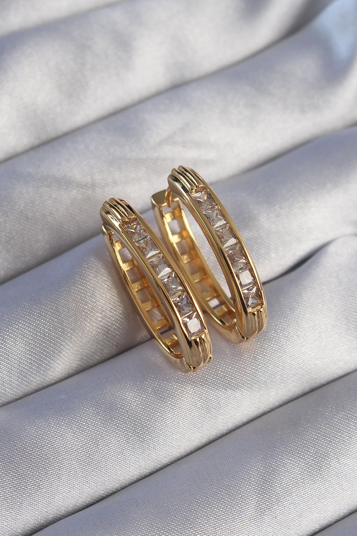 Pirinç Gold Renk Zirkon Taşlı Oval Model Küpe 5886 - Elegan ve Şık