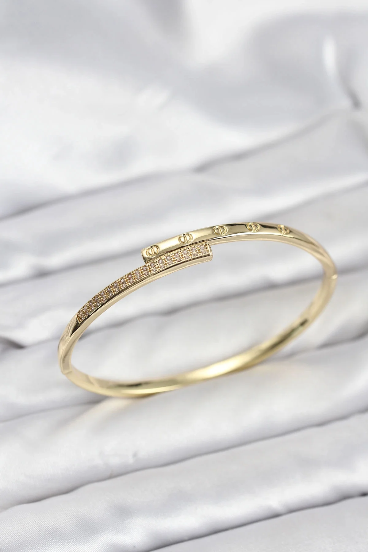 Pirinç Gold Renk Zirkon Taşlı Kadın Kelepçe Bileklik